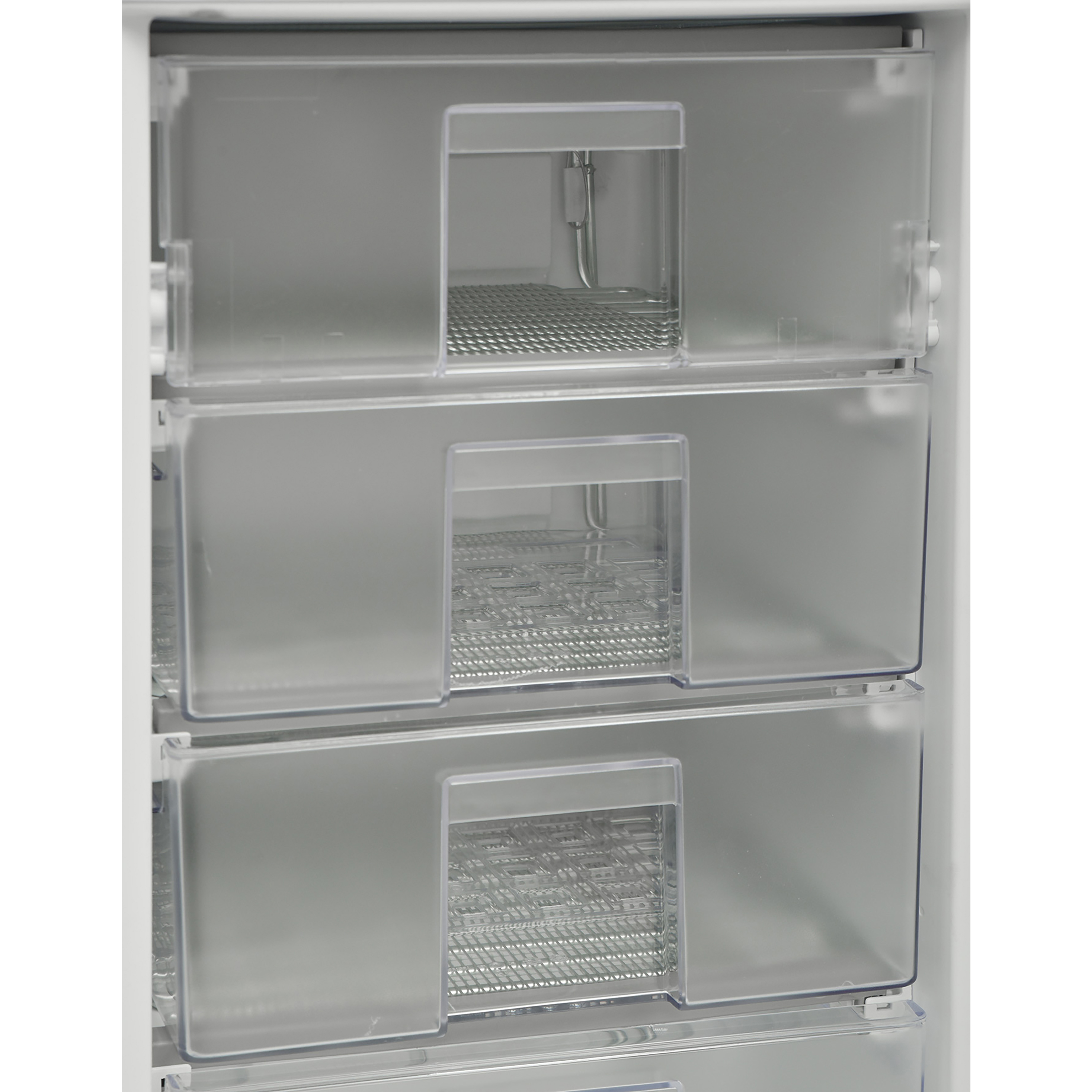 Nahaufnahme des Kühlschrankinneren mit transparenten Schubladen und Metallgittern.