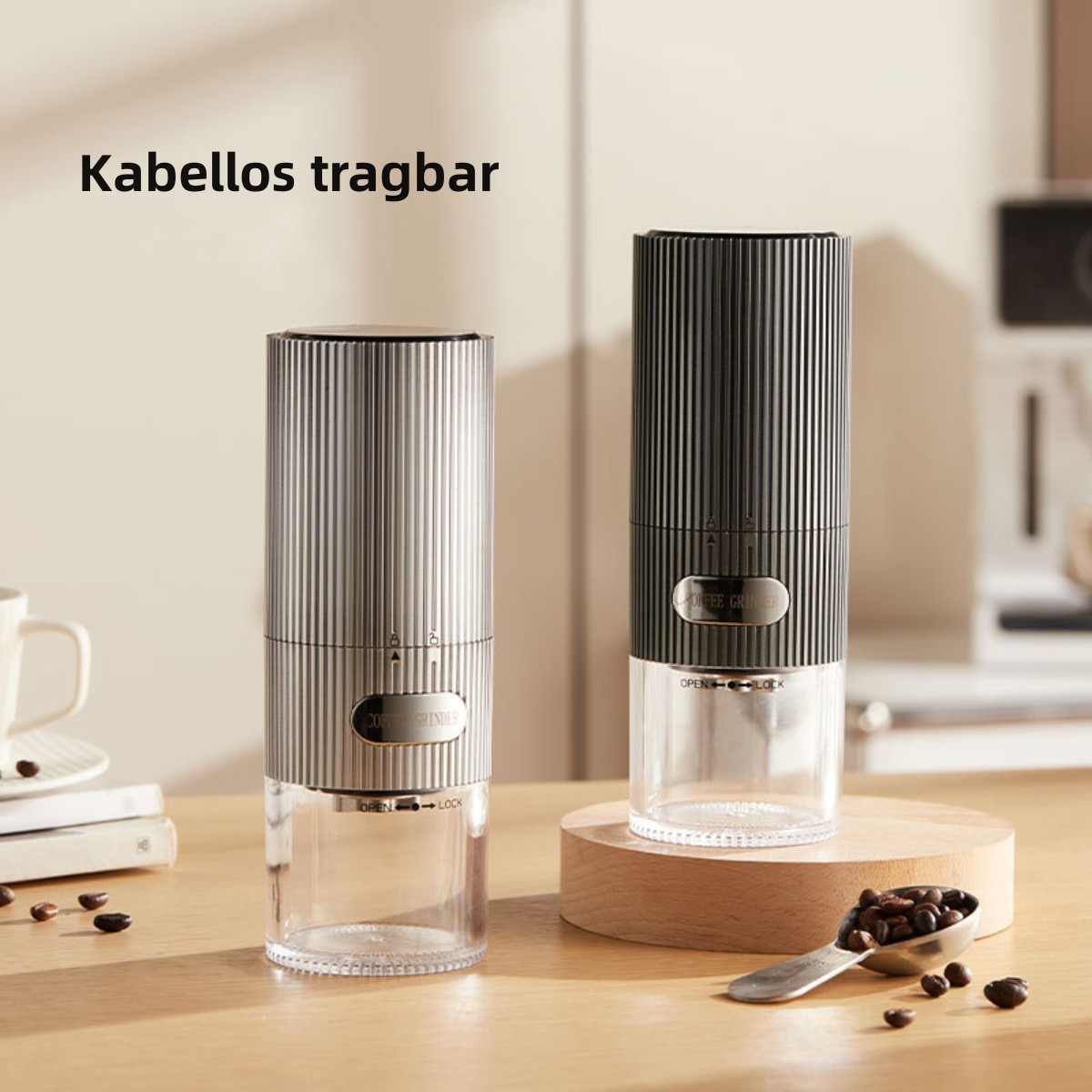Zwei Kaffeemühlen auf einem Holzbrett mit Kaffeebohnen. Eine schwarz, eine klar.
