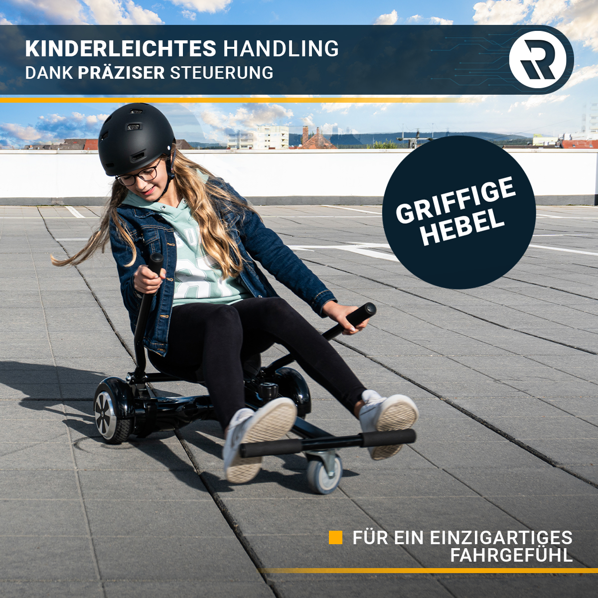 Ein junges Mädchen auf einem schwarzen Roller. Sie trägt einen Helm und eine Brille. Es gibt ein Schild mit Text.