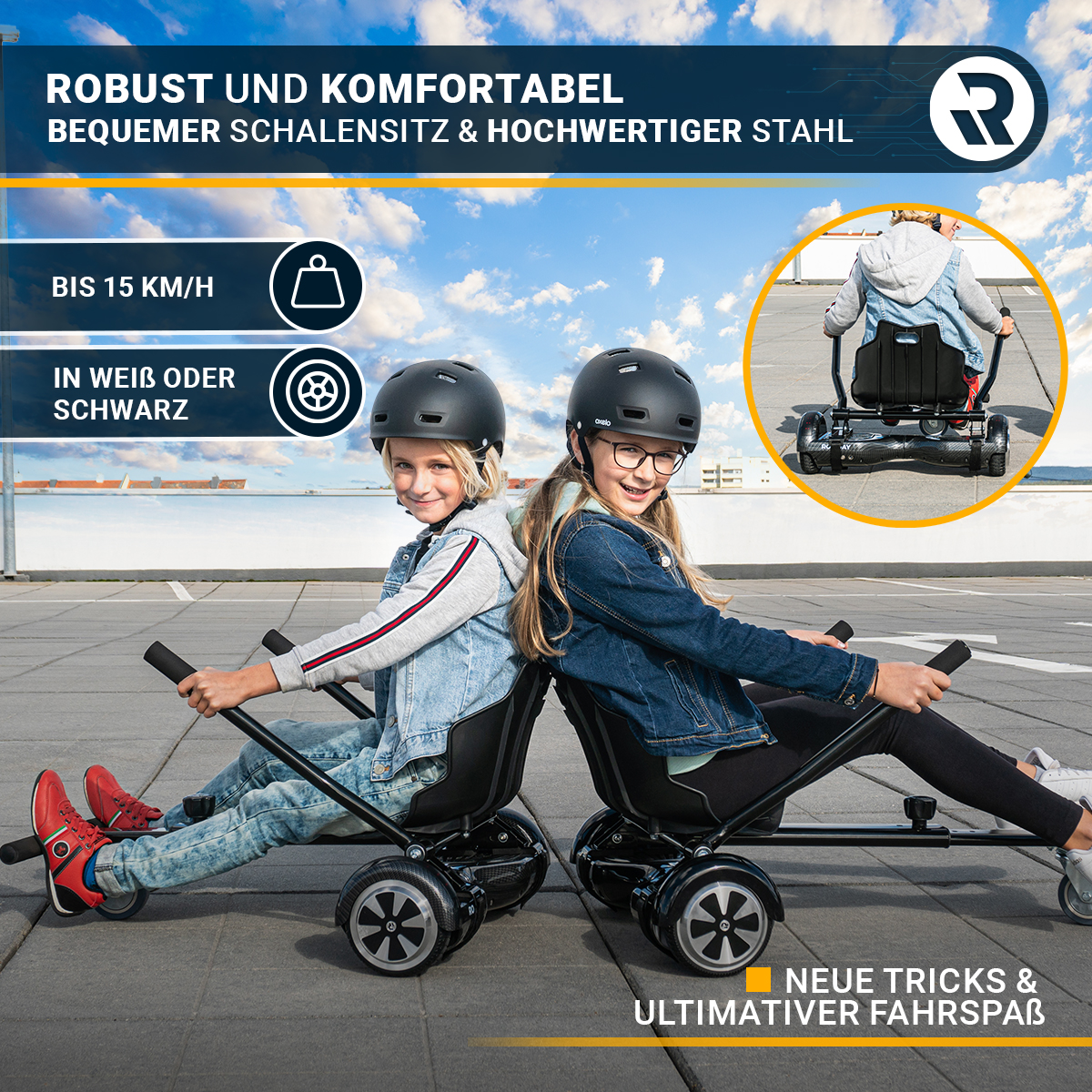 Zwei Kinder auf einem schwarzen Roller, in Weiß und Schwarz, an einem sonnigen Tag. Produktdetails im Text.
