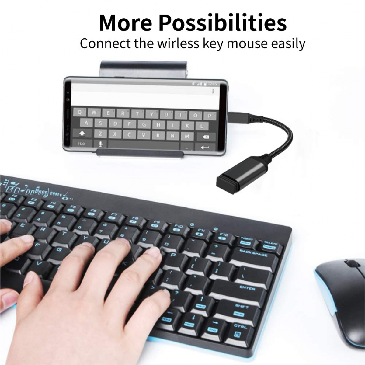 Smartphone, das mit einer Tastatur und Maus verbunden ist. Weißer Hintergrund. Schwarze Tastatur und Maus.