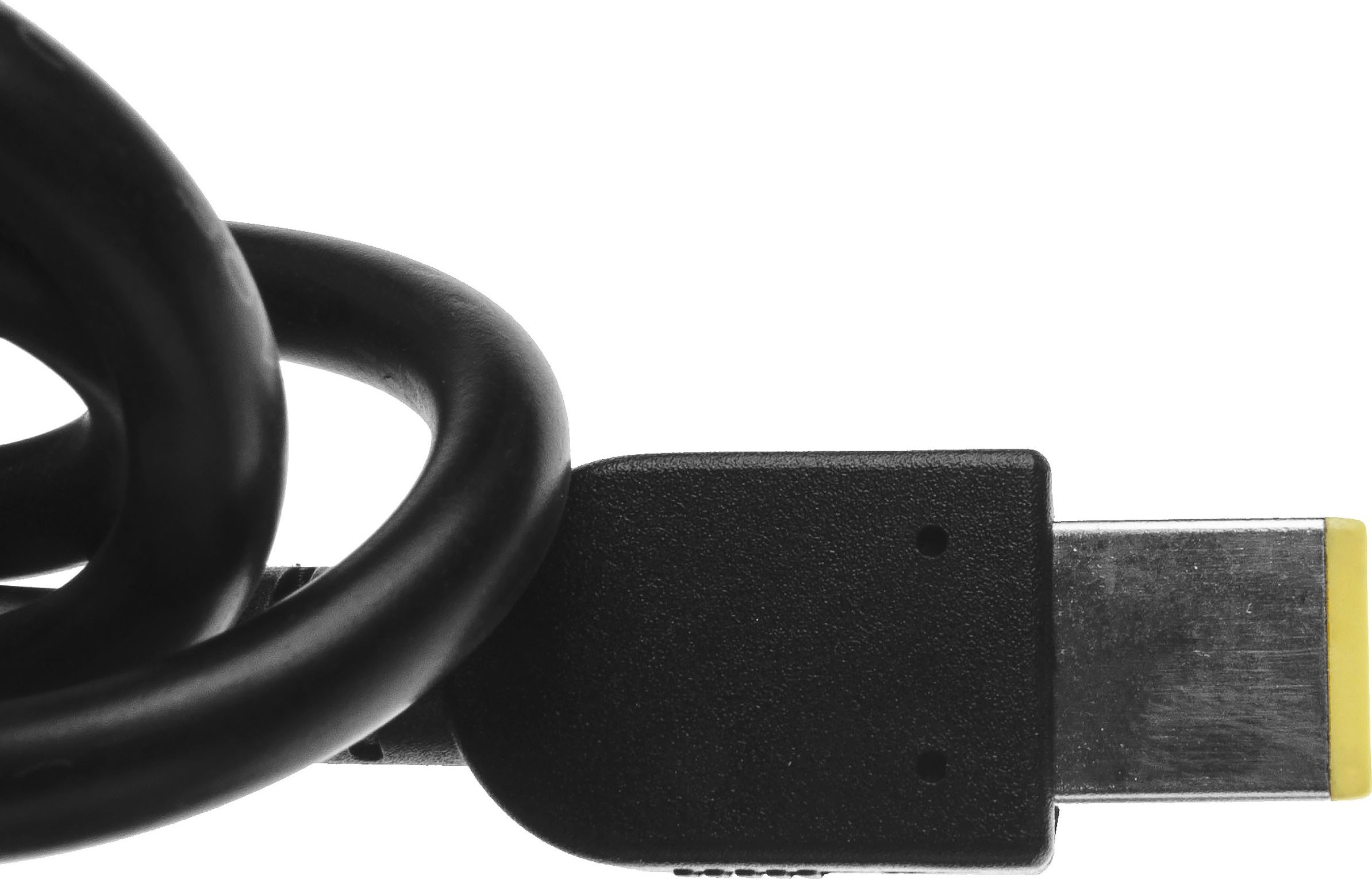 Cavo di ricarica nero con connettore, arricciato.