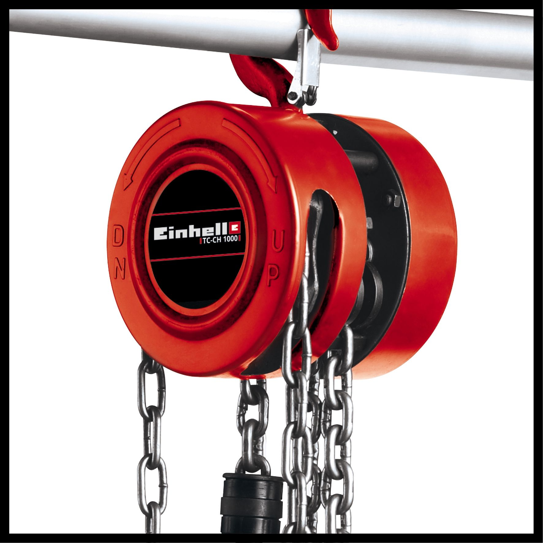 Roter Kettenzug mit der Marke Einhell, hängt an einer Metallstange.