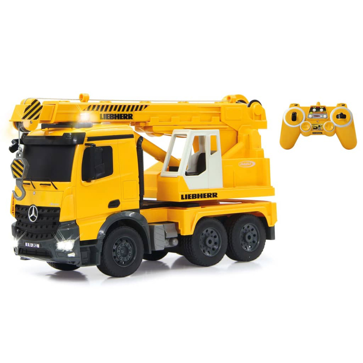 Gelber Spielzeugkranwagen und Fernbedienung. Kran ist detailliert, weißer Hintergrund, spielbereit.