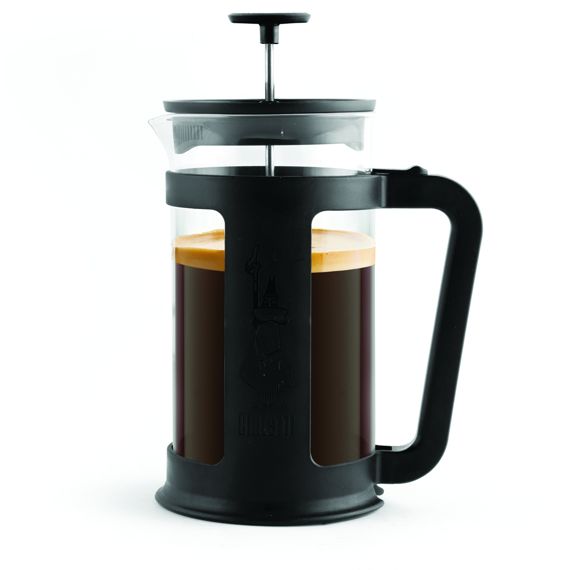 Una caffettiera francese nera piena di caffè fresco e crema su sfondo bianco.