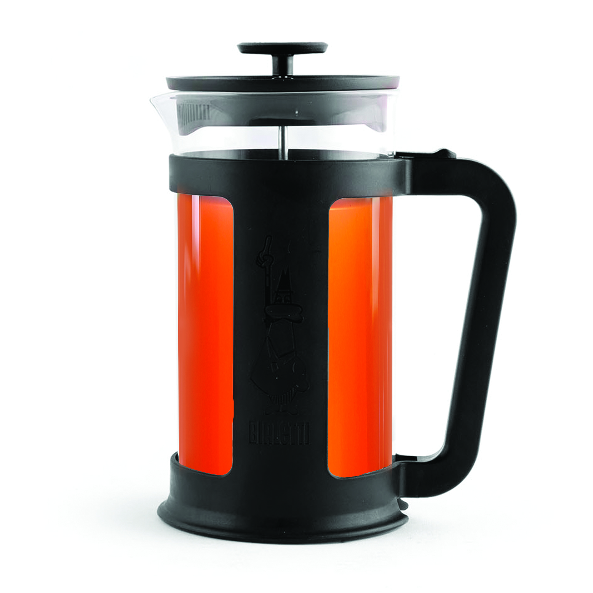 Una caffettiera francese nera riempita con un liquido arancione, su uno sfondo bianco.