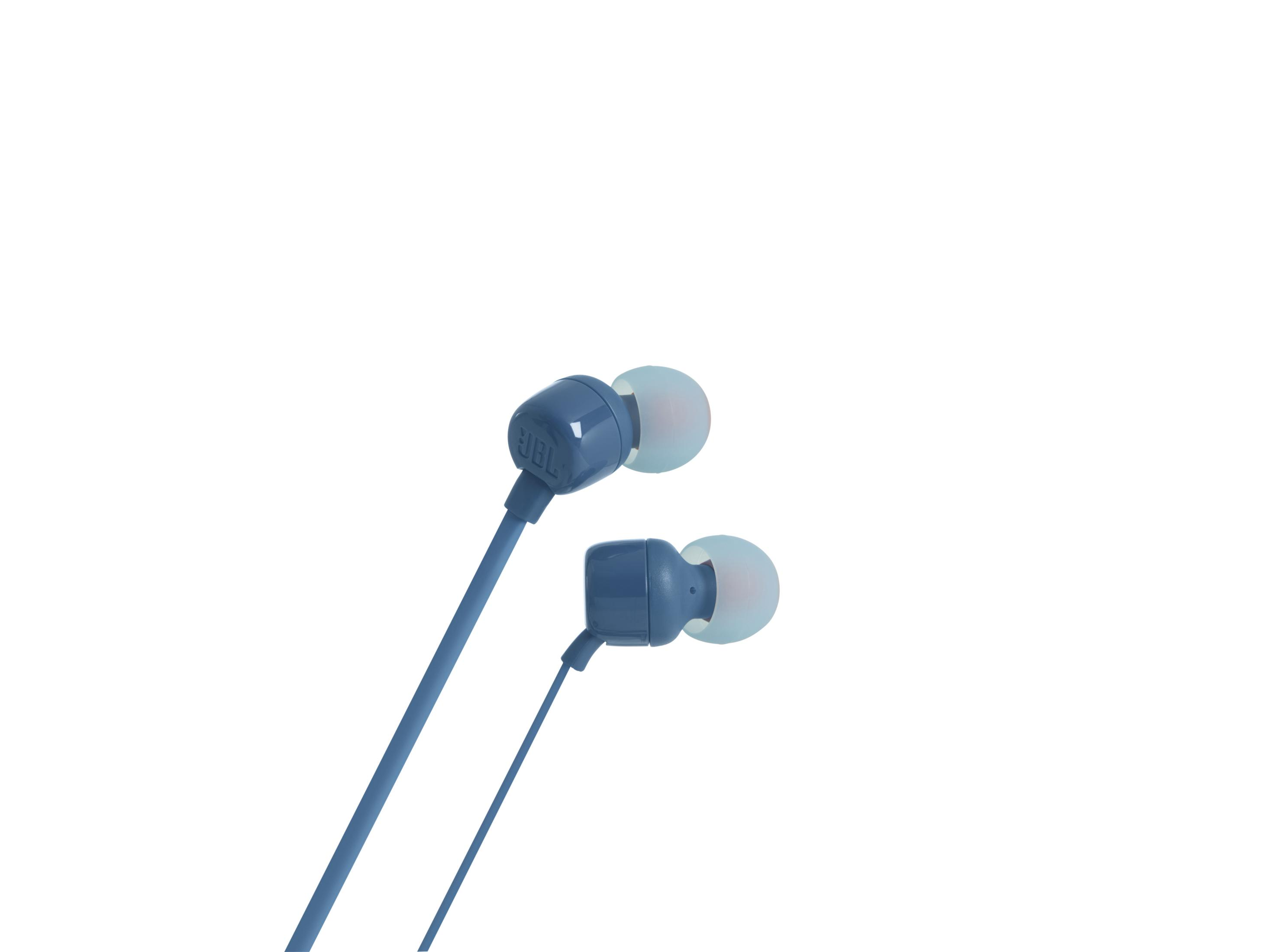 Niebieskie słuchawki JBL na białym tle. Skupienie na wkładkach i kablu. Tło jest białe.