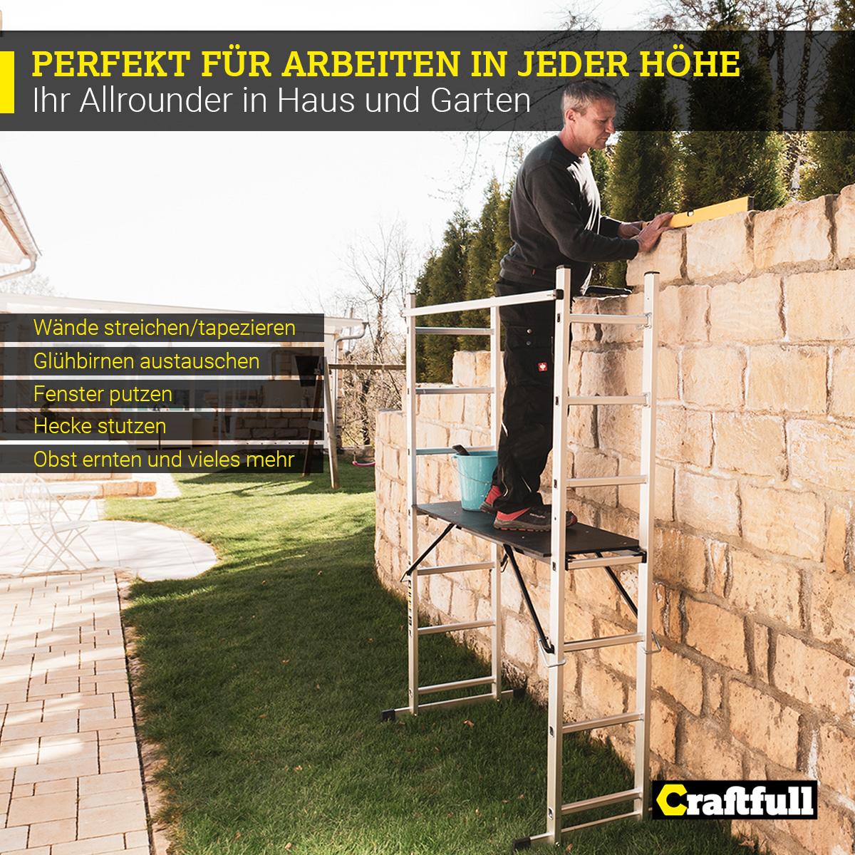 Mann auf Gerüst streicht Backsteinmauer, Text: Perfekt für alle Höhen.