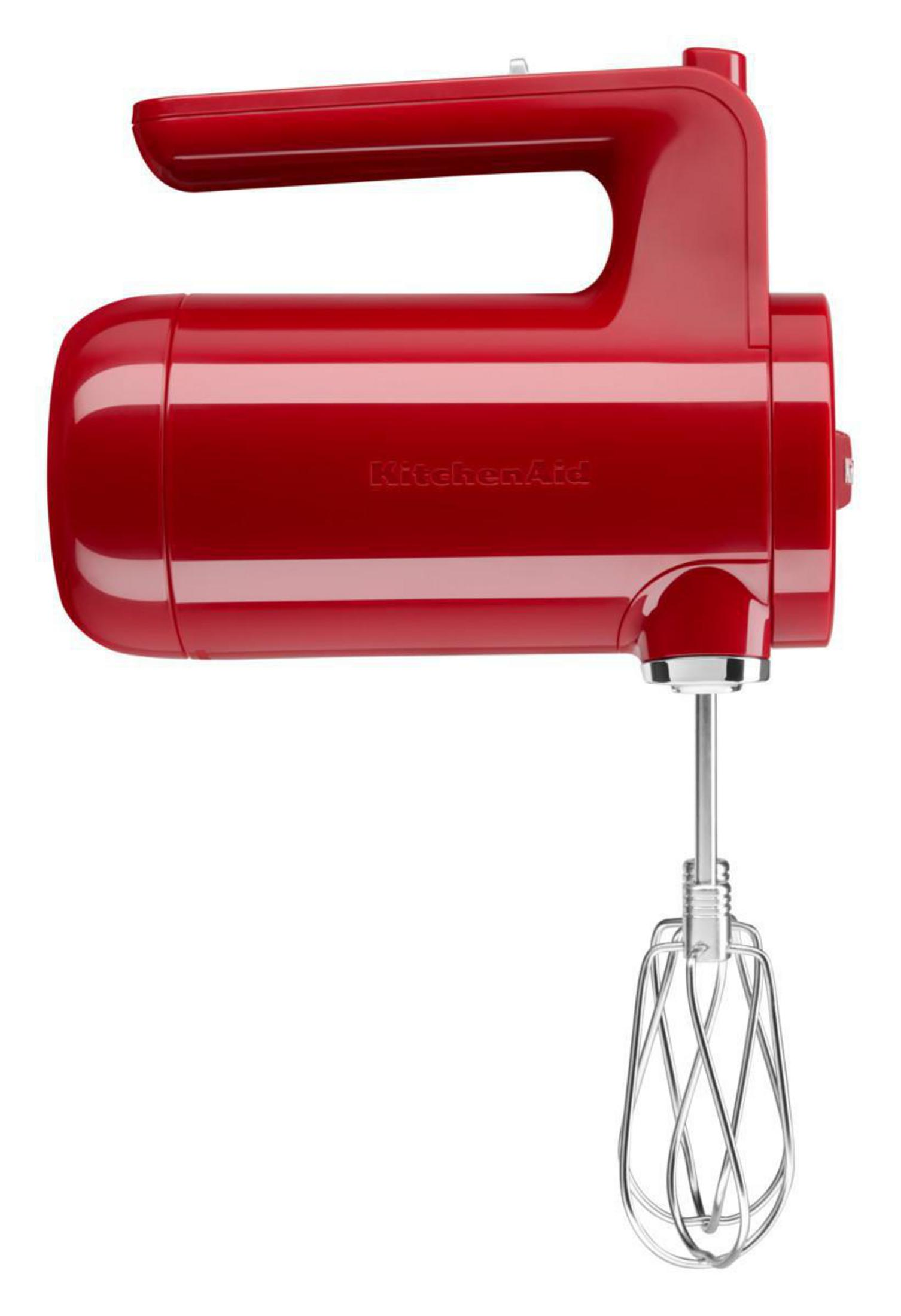 Un frullatore a mano KitchenAid rosso, con accessorio frusta, isolato su sfondo bianco.