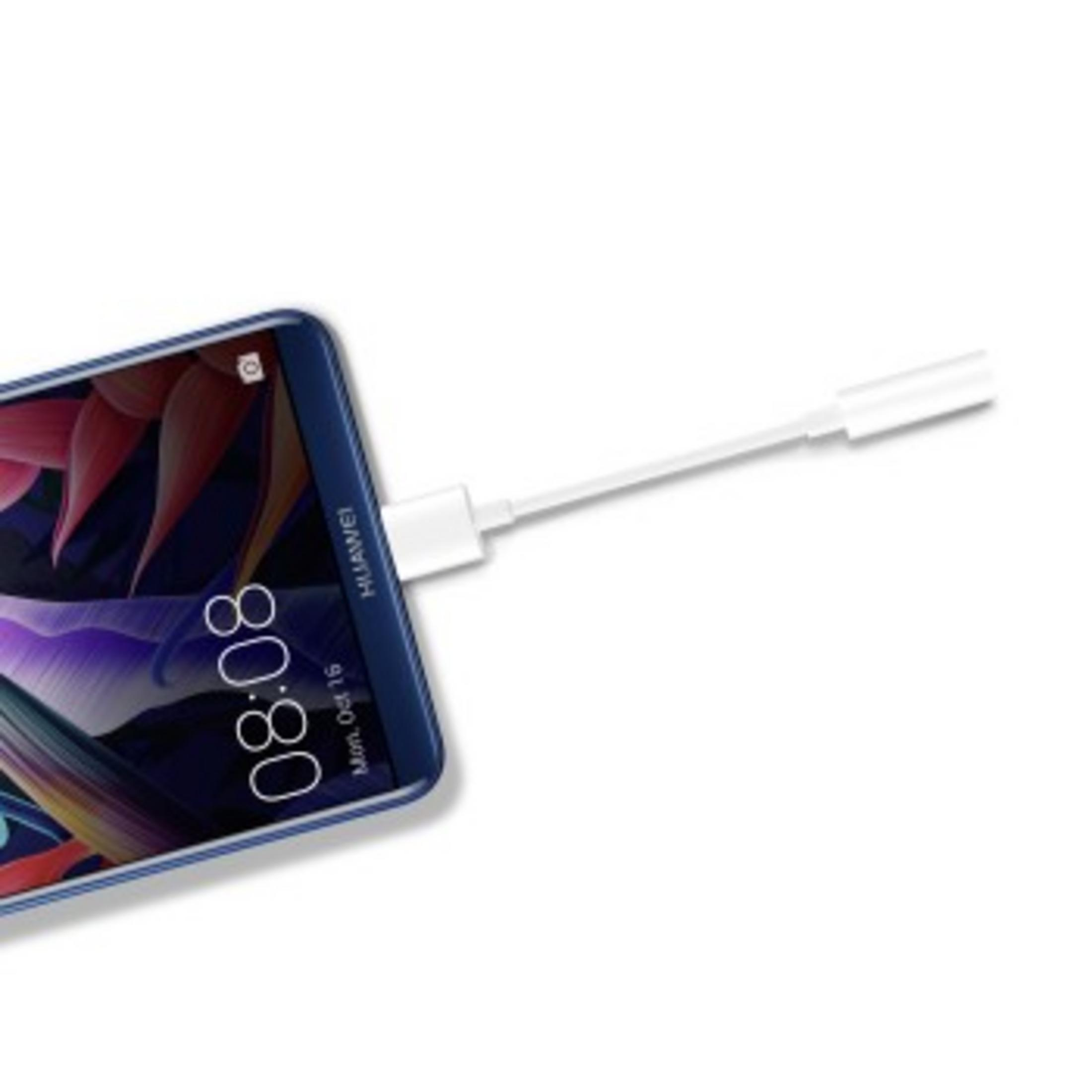 Niebieski telefon z podłączoną białą przejściówką, z godziną 08:08 na ekranie.