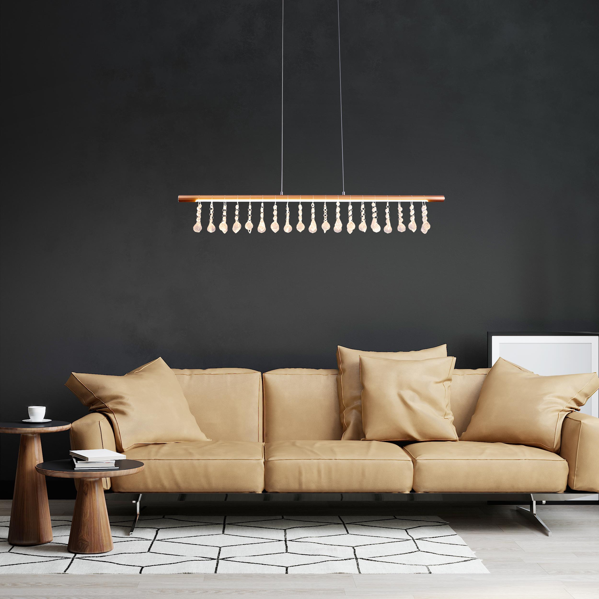 Ein Wohnzimmer mit beigem Sofa, zwei Tischen und einer dunklen Wand.