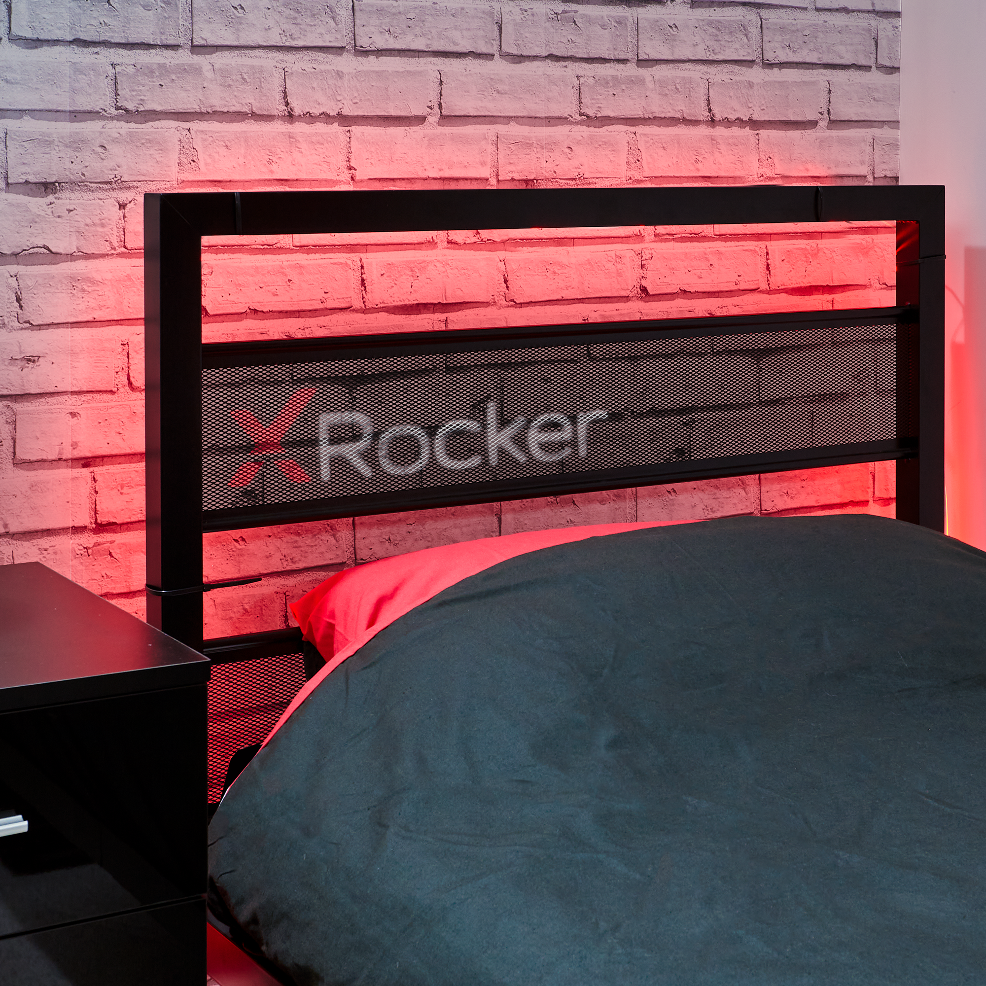 Schwarzes Bett-Kopfteil mit roter LED-Beleuchtung. Das Wort "Rocker" steht in der Mitte.