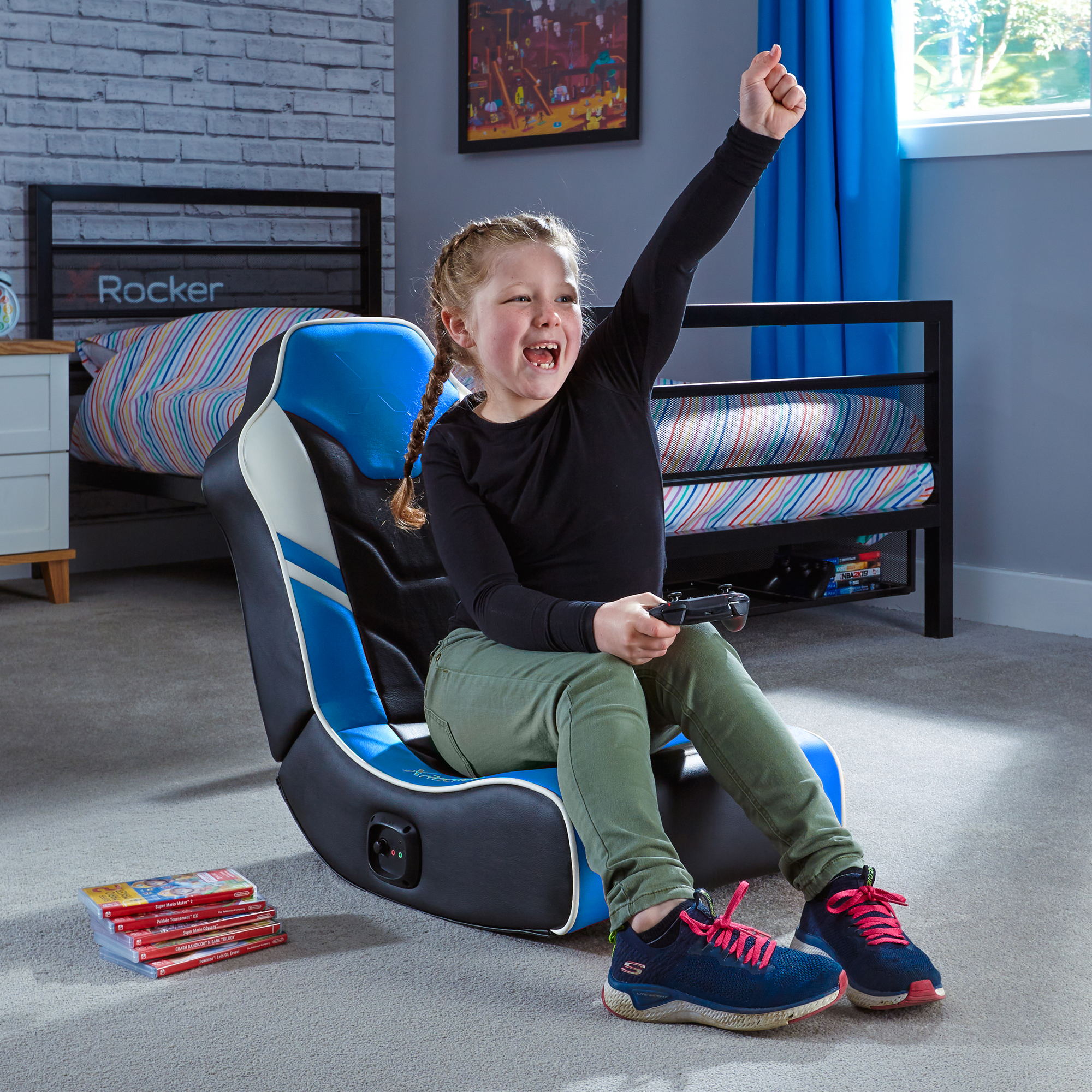 Mädchen in Gaming-Stuhl, Controller haltend, aufgeregt. Hintergrund: Schlafzimmer.