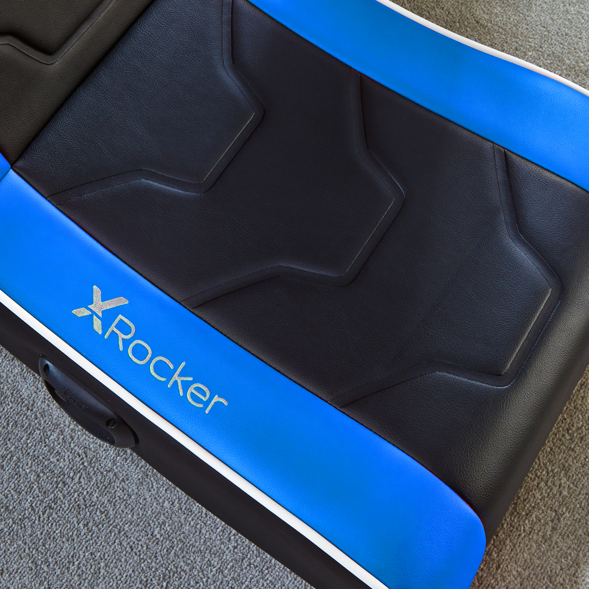 Schwarzer und blauer Gaming-Stuhl. XRockers-Logo auf der linken Seite.