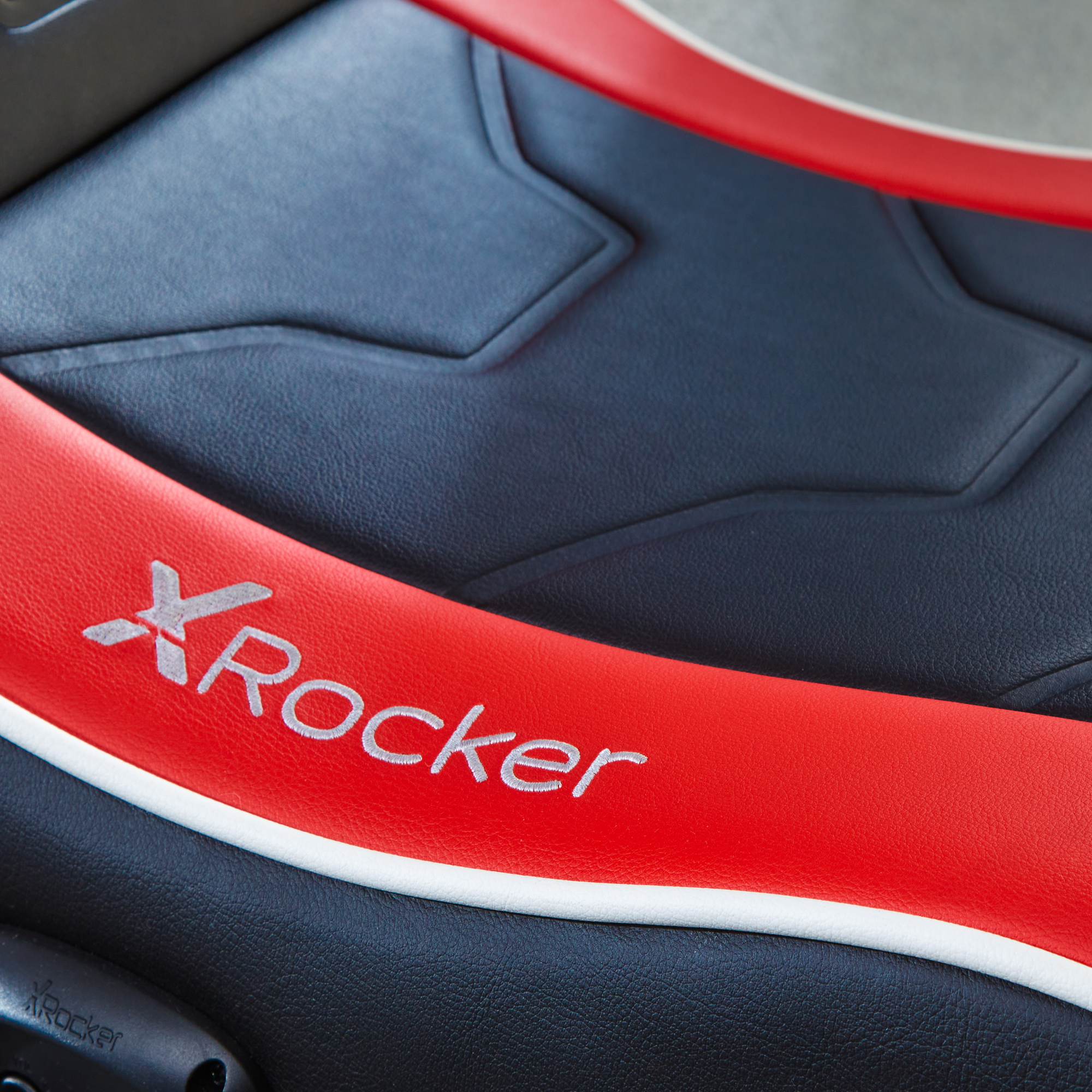 Nahaufnahme eines roten und schwarzen Gaming-Stuhlsitzes mit dem XRocke-Logo.