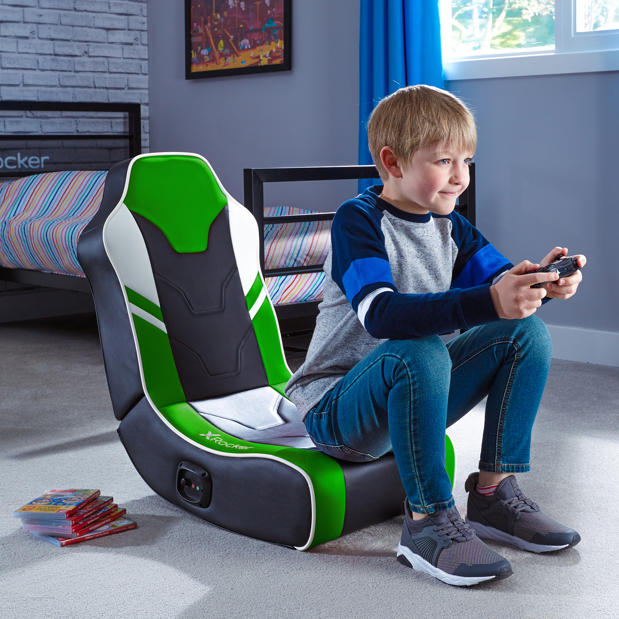 Ein Junge in einem Gaming-Stuhl spielt ein Spiel, Spielkassetten in der Nähe.