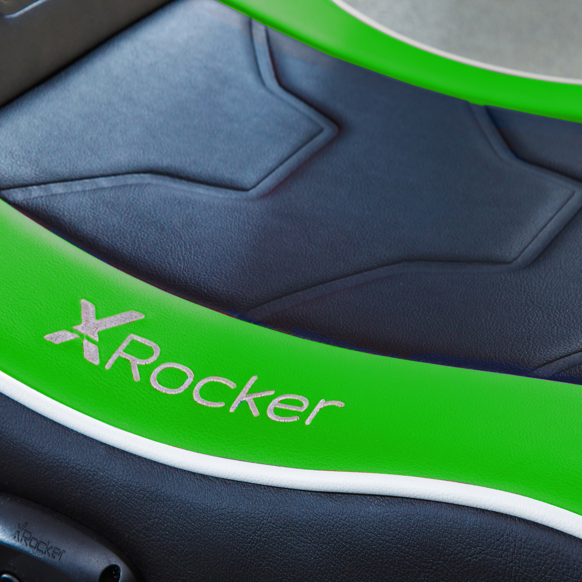 Nahaufnahme eines grün-schwarzen Gaming-Stuhls mit dem Logo 'XRock'.