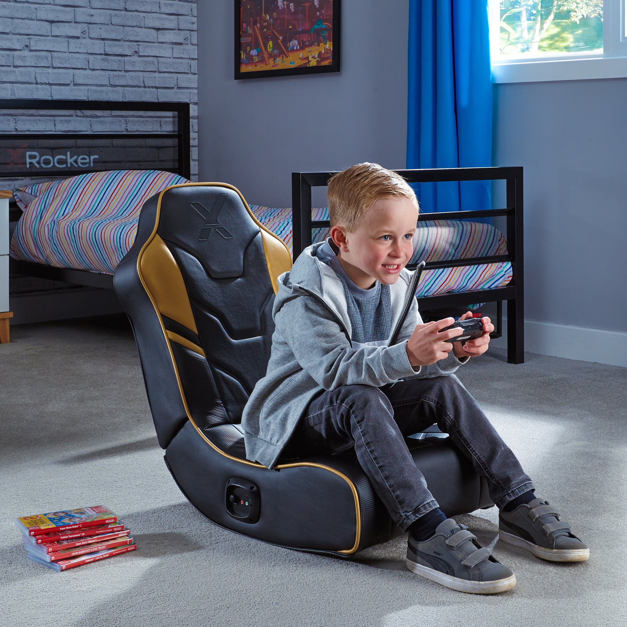 Junge spielt Videospiele auf einem Gaming-Stuhl. Ein Stapel Spiele liegt auf dem Boden. Schlafzimmer.