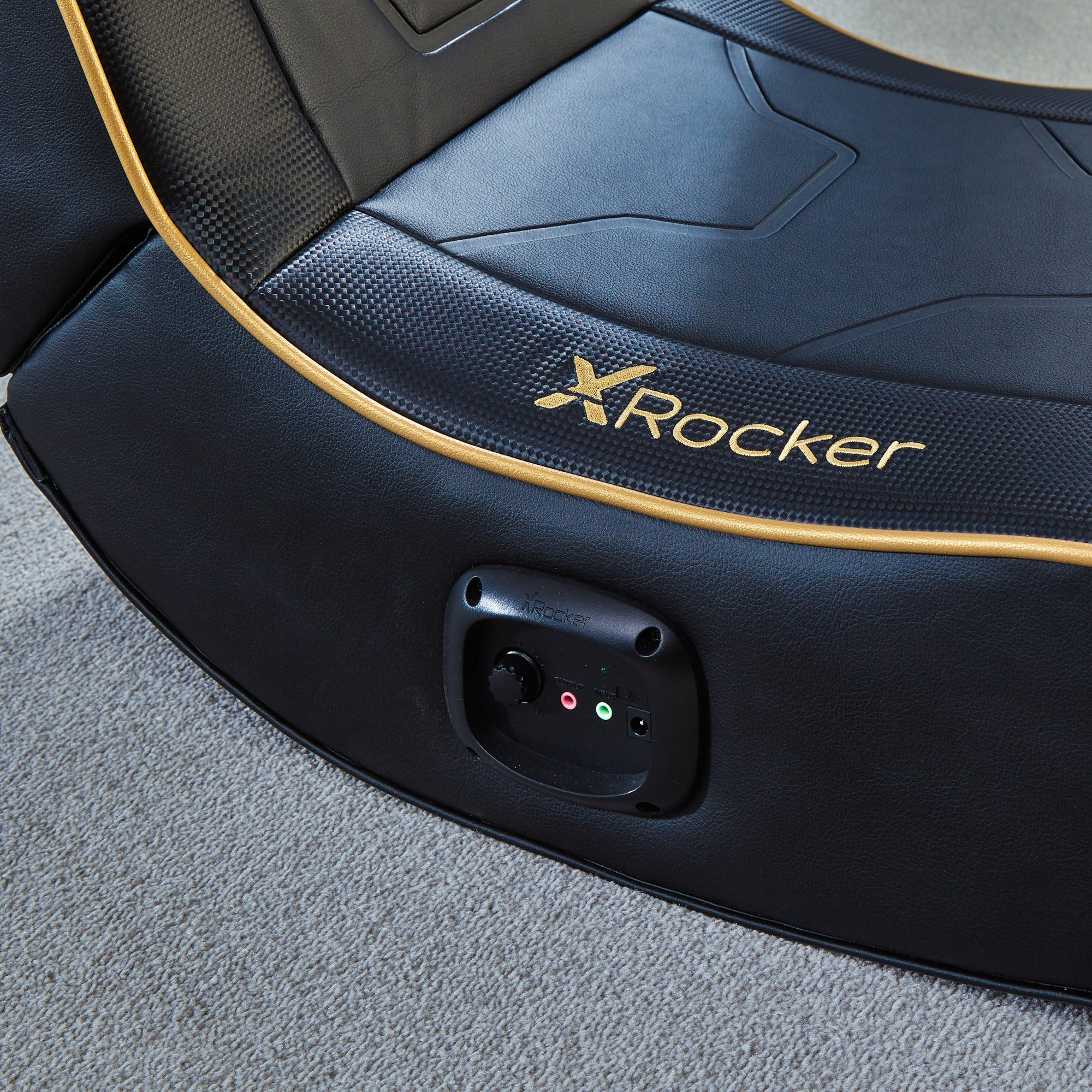 Schwarzer und goldener Gaming-Stuhl. XRockers-Logo. Bedienfeld.
