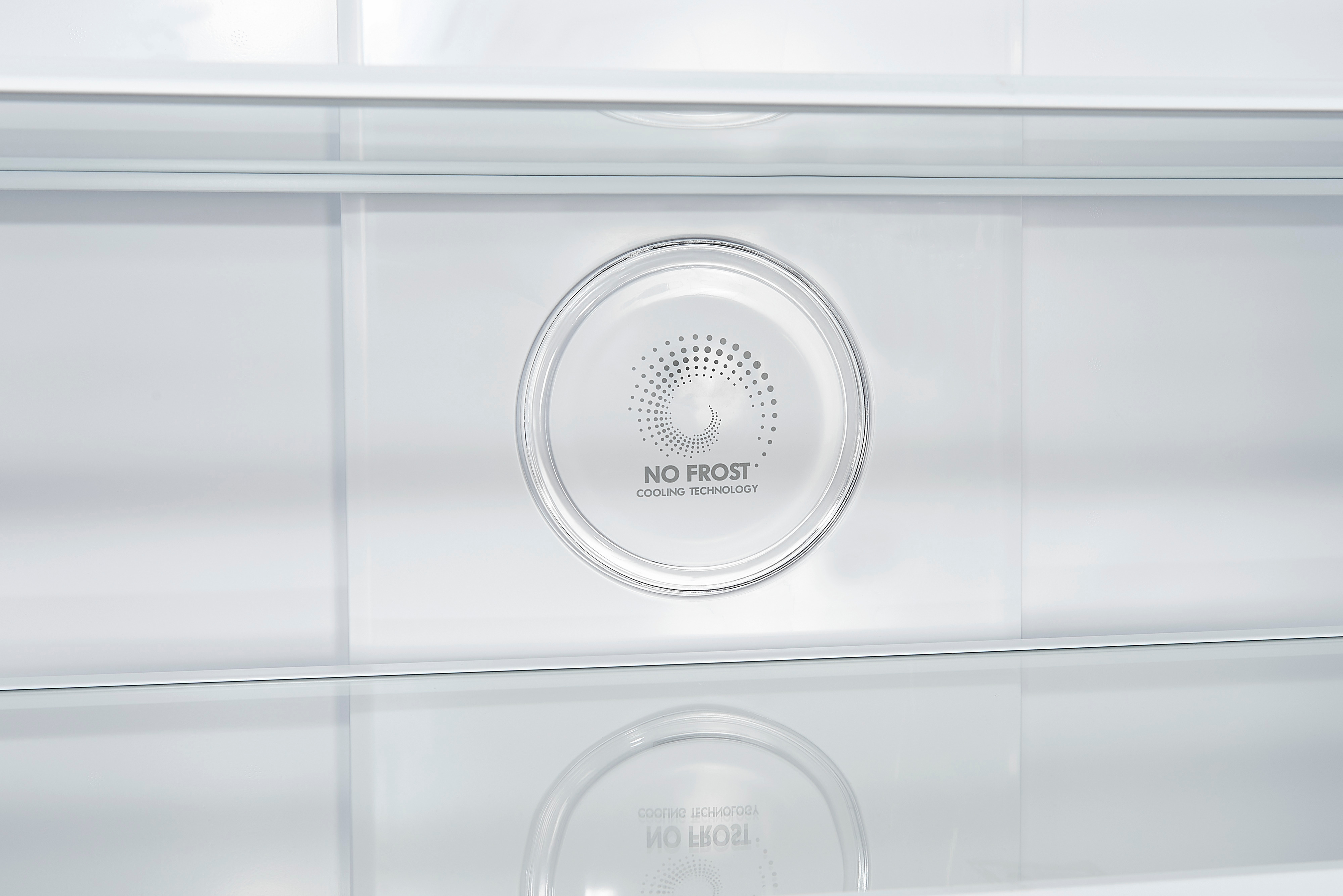 Dentro de un refrigerador, un panel transparente con el logotipo 'NO FROST' es visible.
