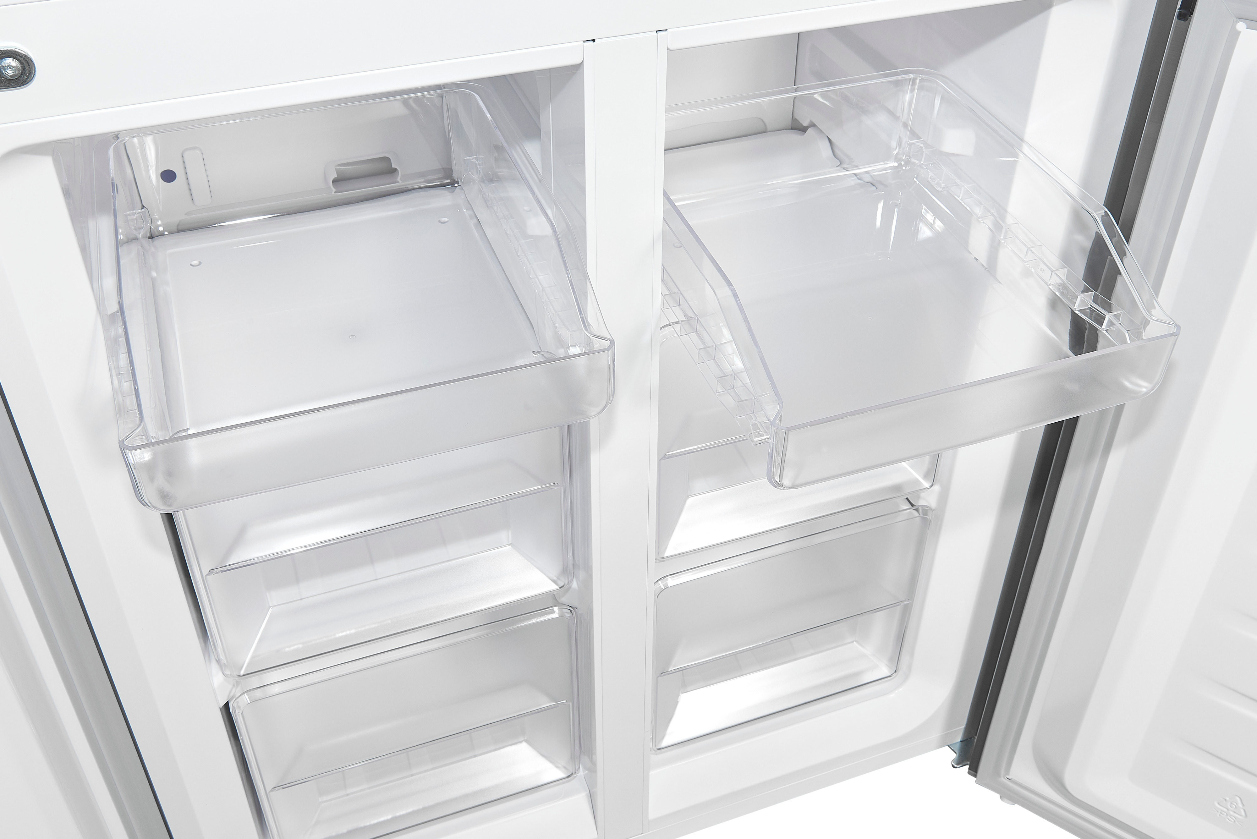 Interior de refrigerador con cajones y estantes transparentes, mostrando artículos.
