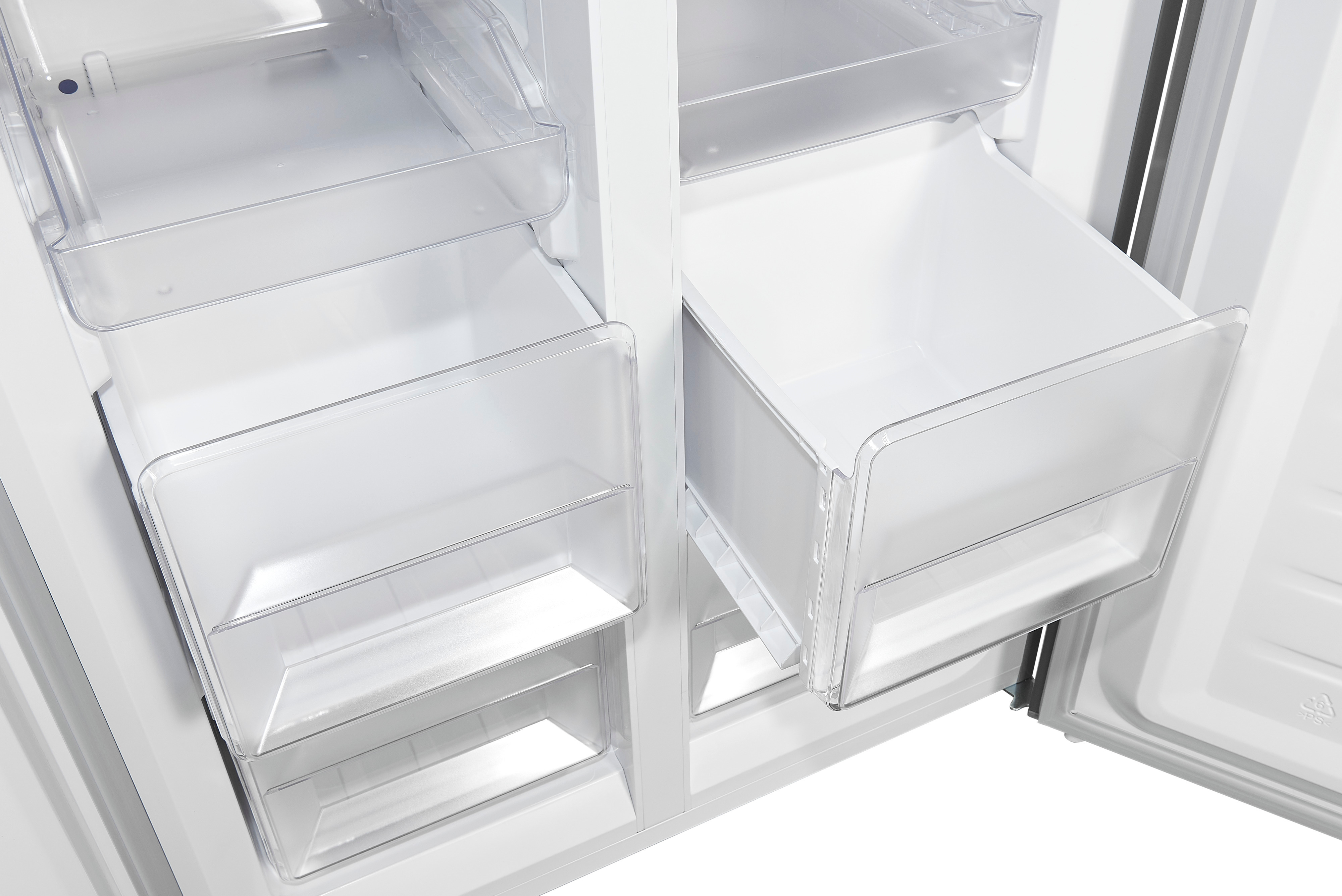 Un refrigerador con puertas abiertas muestra estantes y cajones blancos. Los cajones están extraídos.