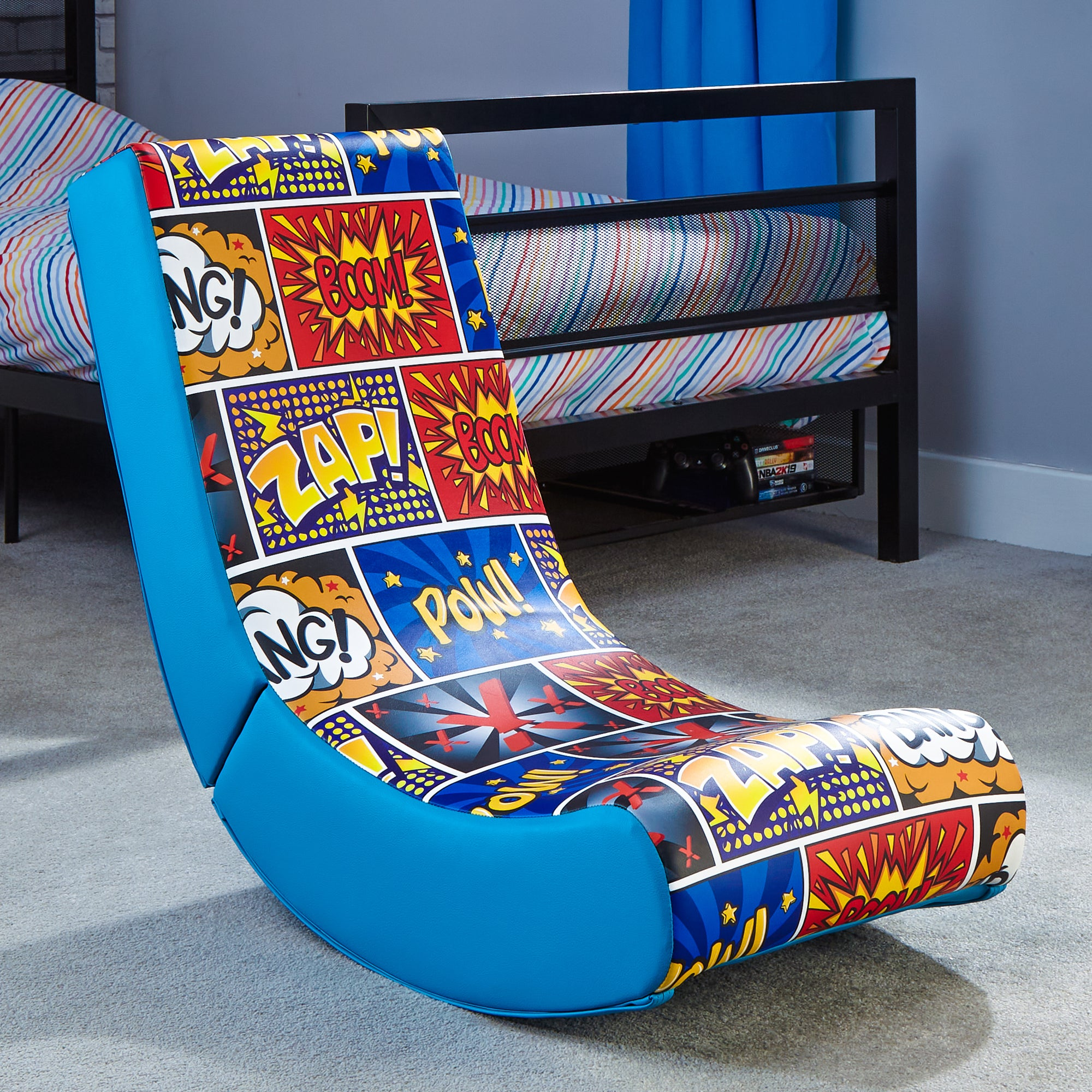 Comic-Rocking-Chair in einem Kinderzimmer. Blauer Rahmen, bunte Comic-Panels.