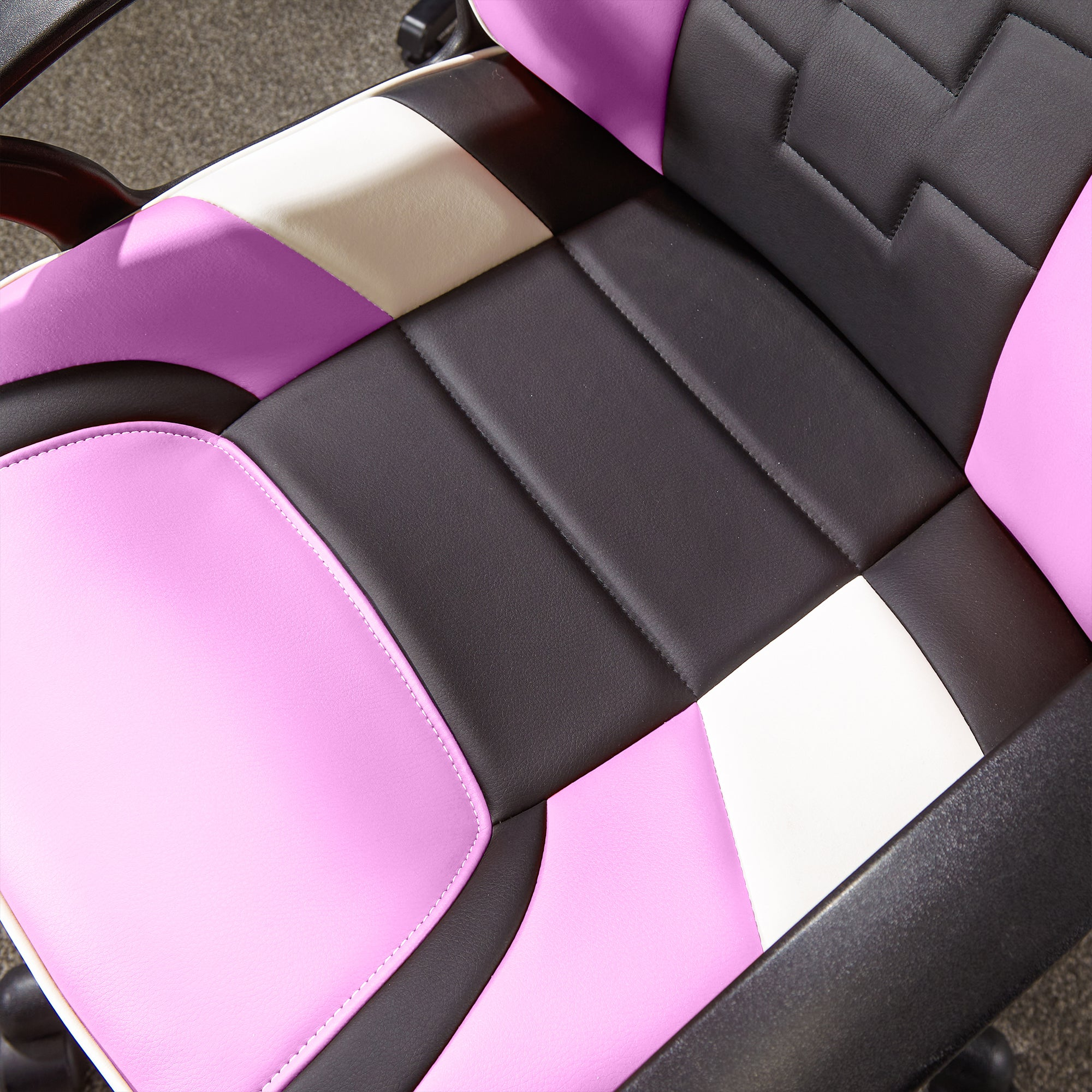 Nahaufnahme eines bunten Gaming-Stuhlsitzes. Rosa, schwarz, weiß.