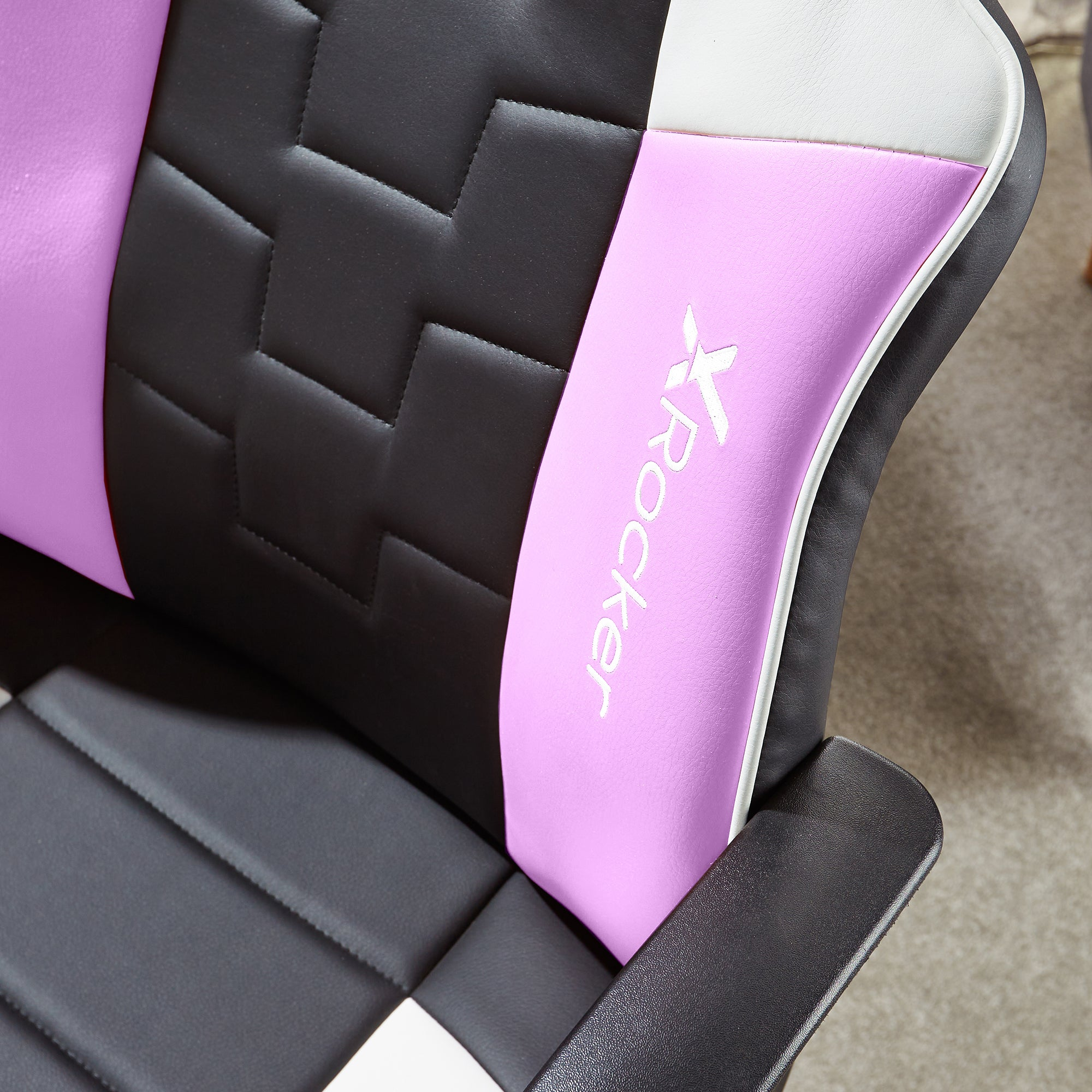 Gaming-Stuhl, rosa und schwarz. Das Xrocker-Logo ist auf dem rosafarbenen Teil des Stuhls sichtbar.