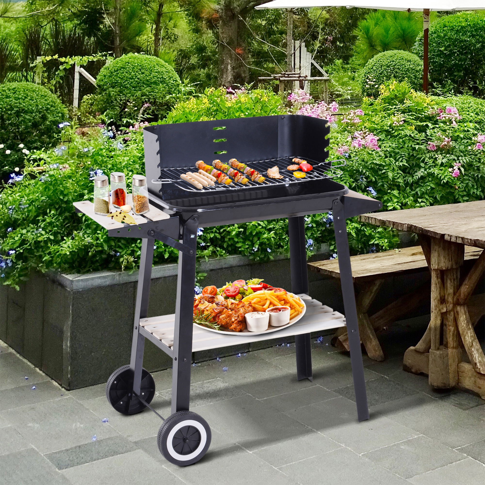 Griglia per barbecue all'aperto con cibo e utensili. La griglia ha due ripiani, uno con cibo, uno con spezie e utensili.