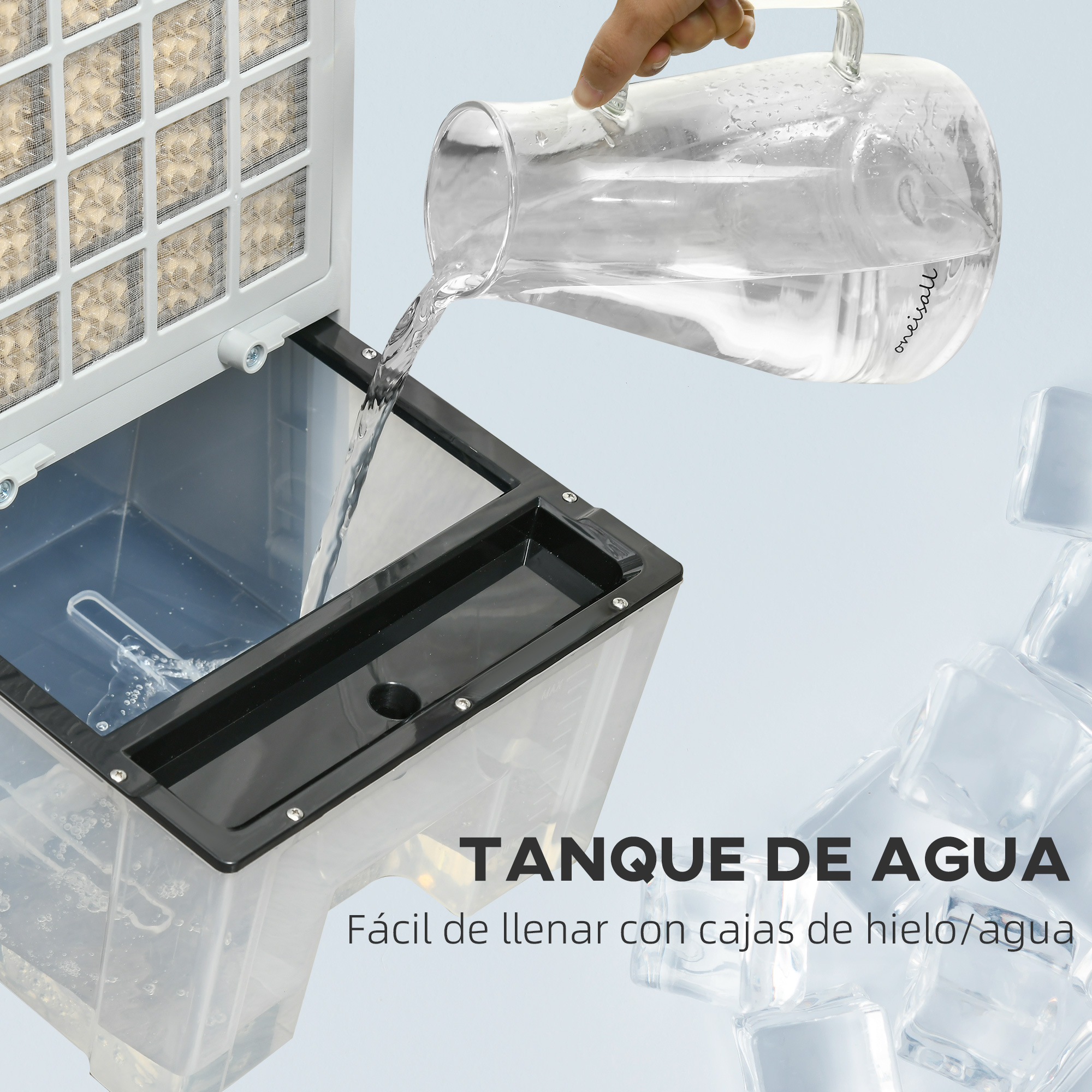 Una mano vierte agua de una jarra transparente en un tanque de agua transparente con cubitos de hielo alrededor.