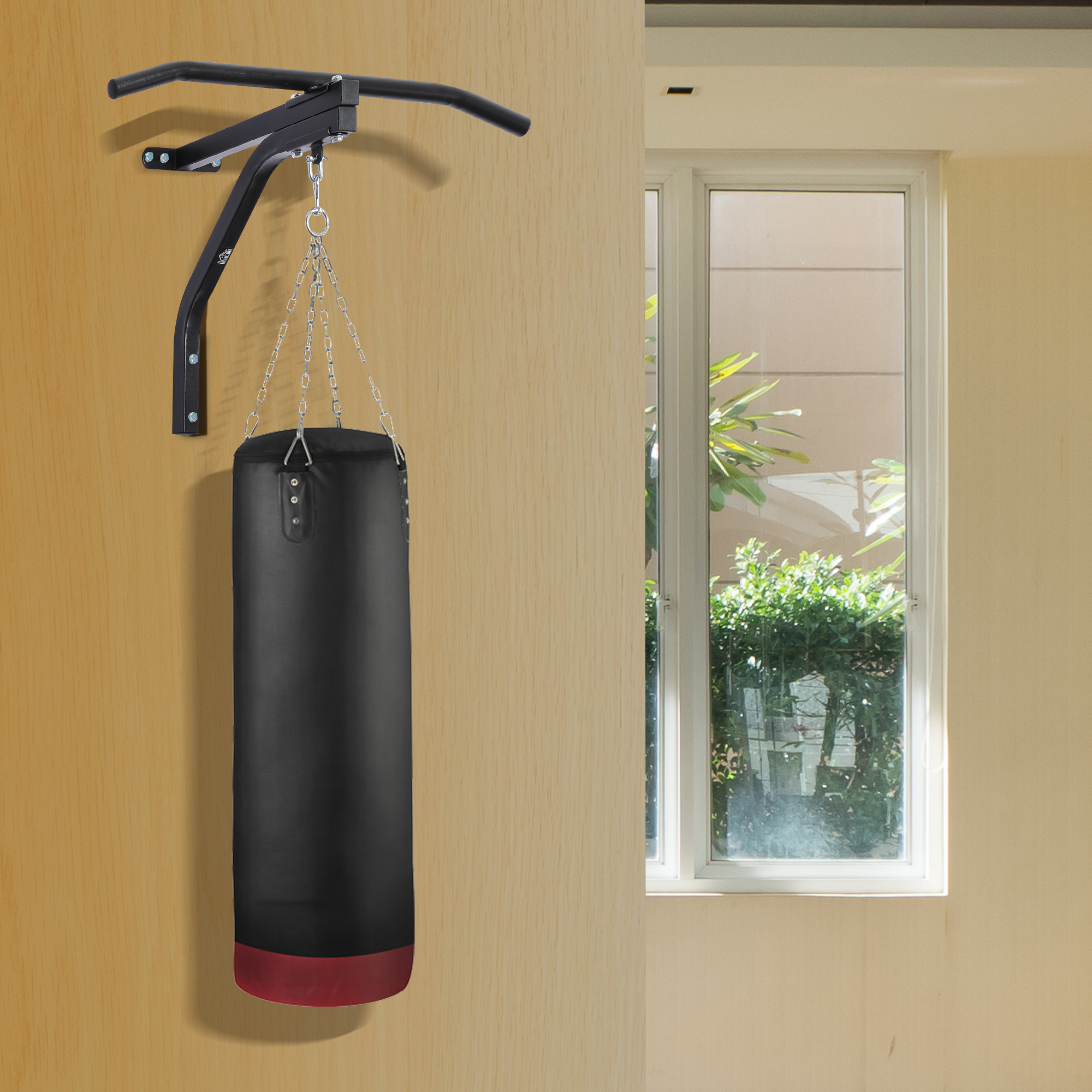 Una barra de dominadas montada en la pared con un saco de boxeo colgando debajo, cerca de una ventana.