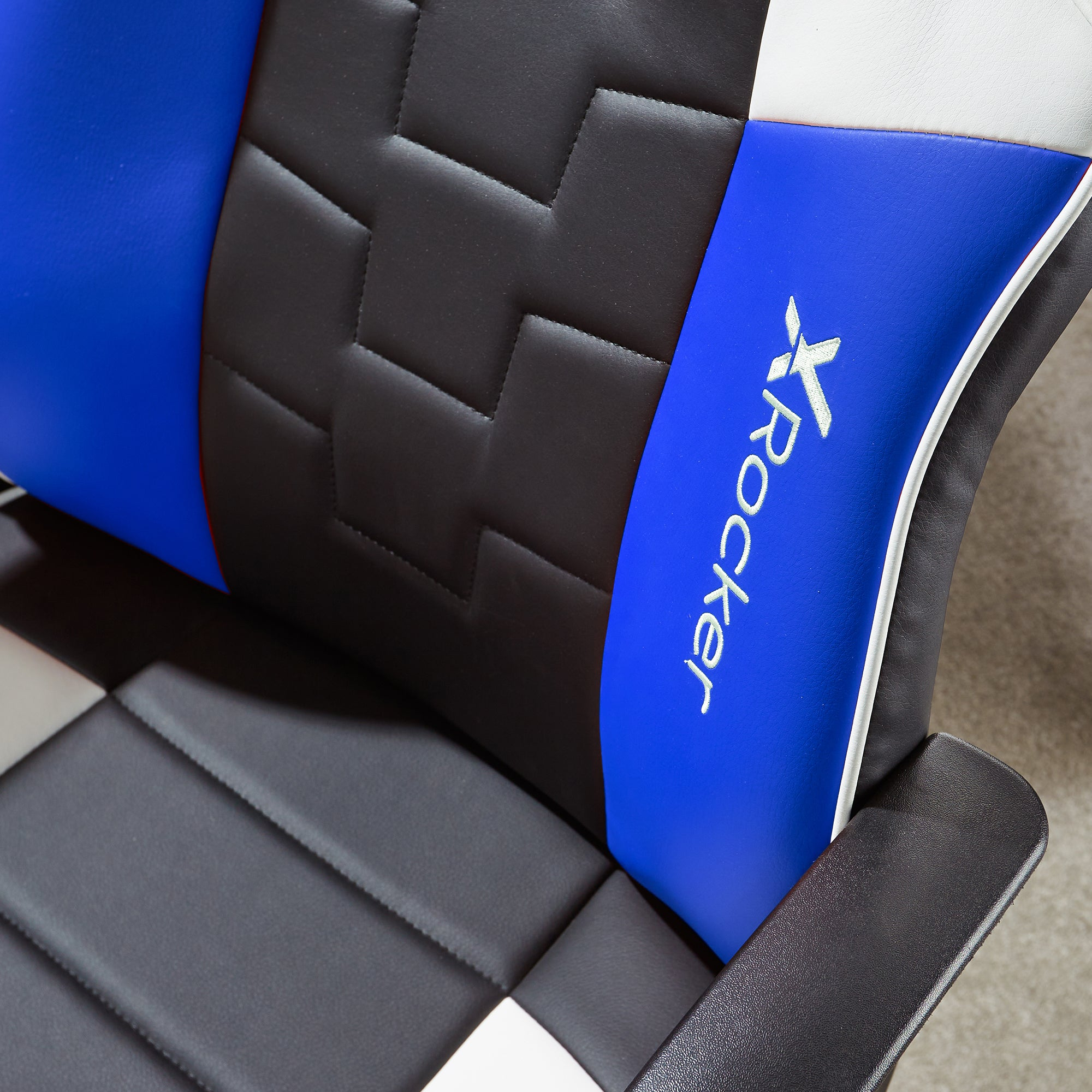 Nahaufnahme eines schwarz-blauen Gaming-Stuhls mit weißem Text 'XRockers' auf dem Rücken.