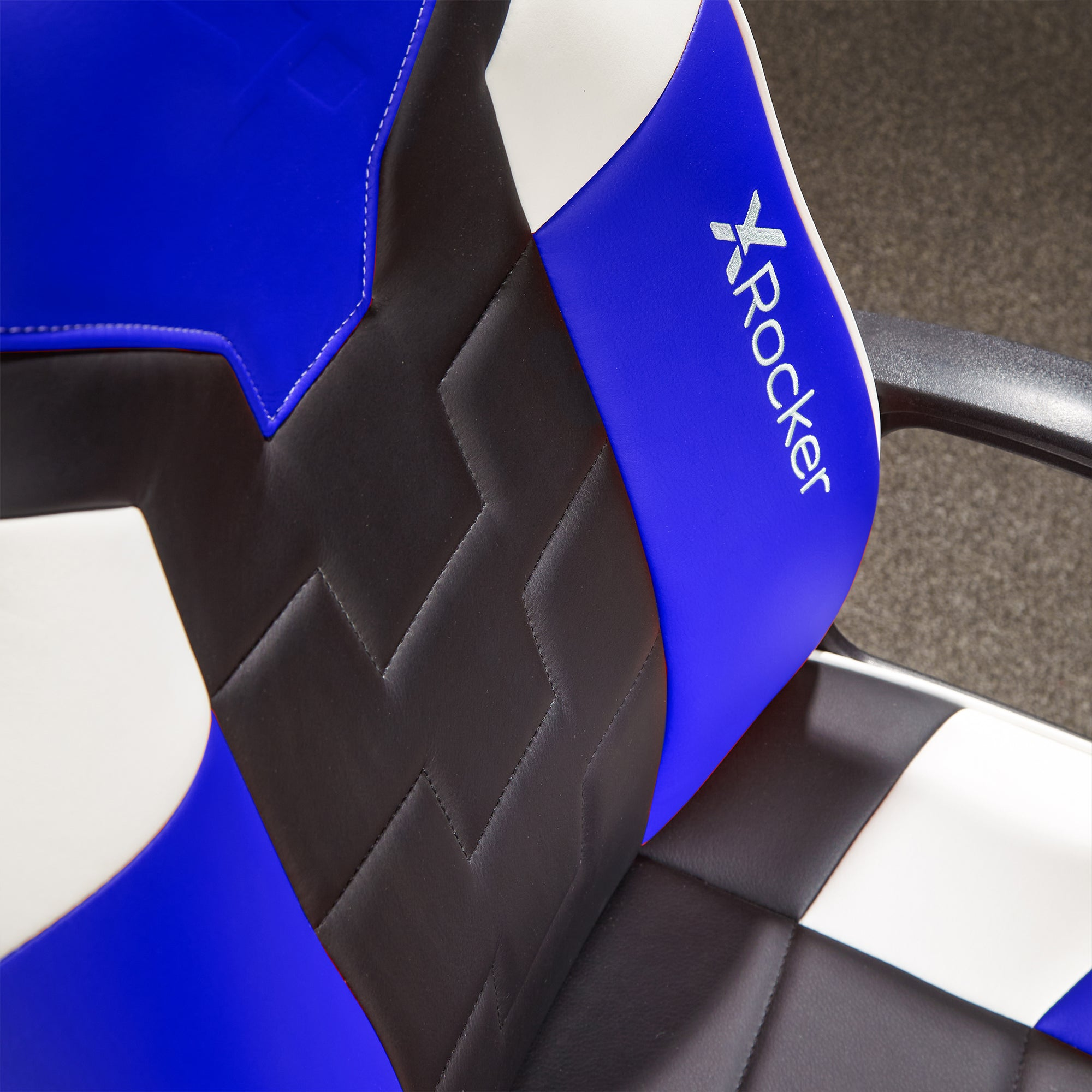 Nahaufnahme der Rückenlehne eines Gaming-Stuhls. Blaue, schwarze und weiße Bereiche sind sichtbar.