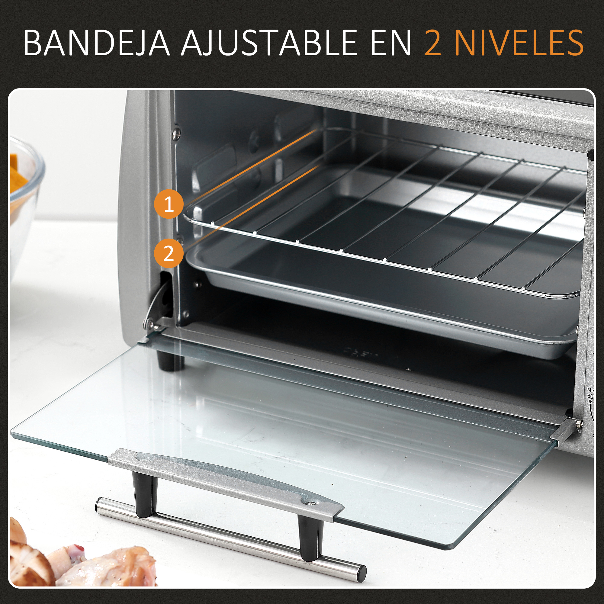 Horno tostador con la puerta abierta. El interior tiene una bandeja y una rejilla.