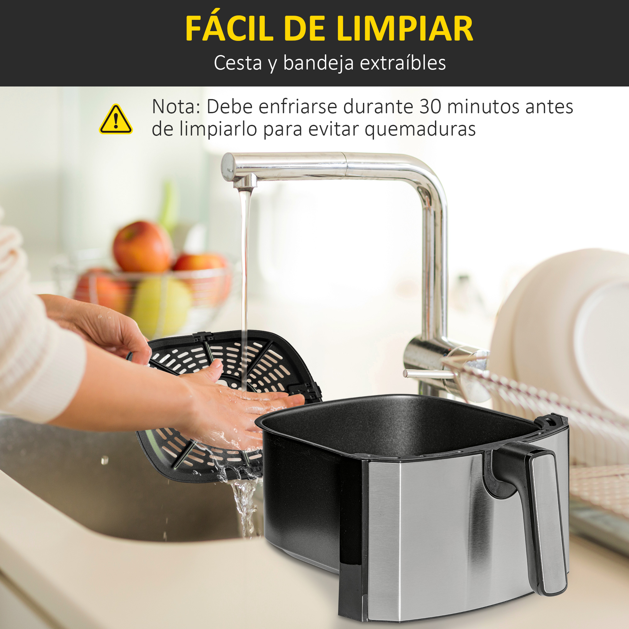 Manos de una persona lavando una cesta negra de freidora de aire. Una freidora plateada al lado.