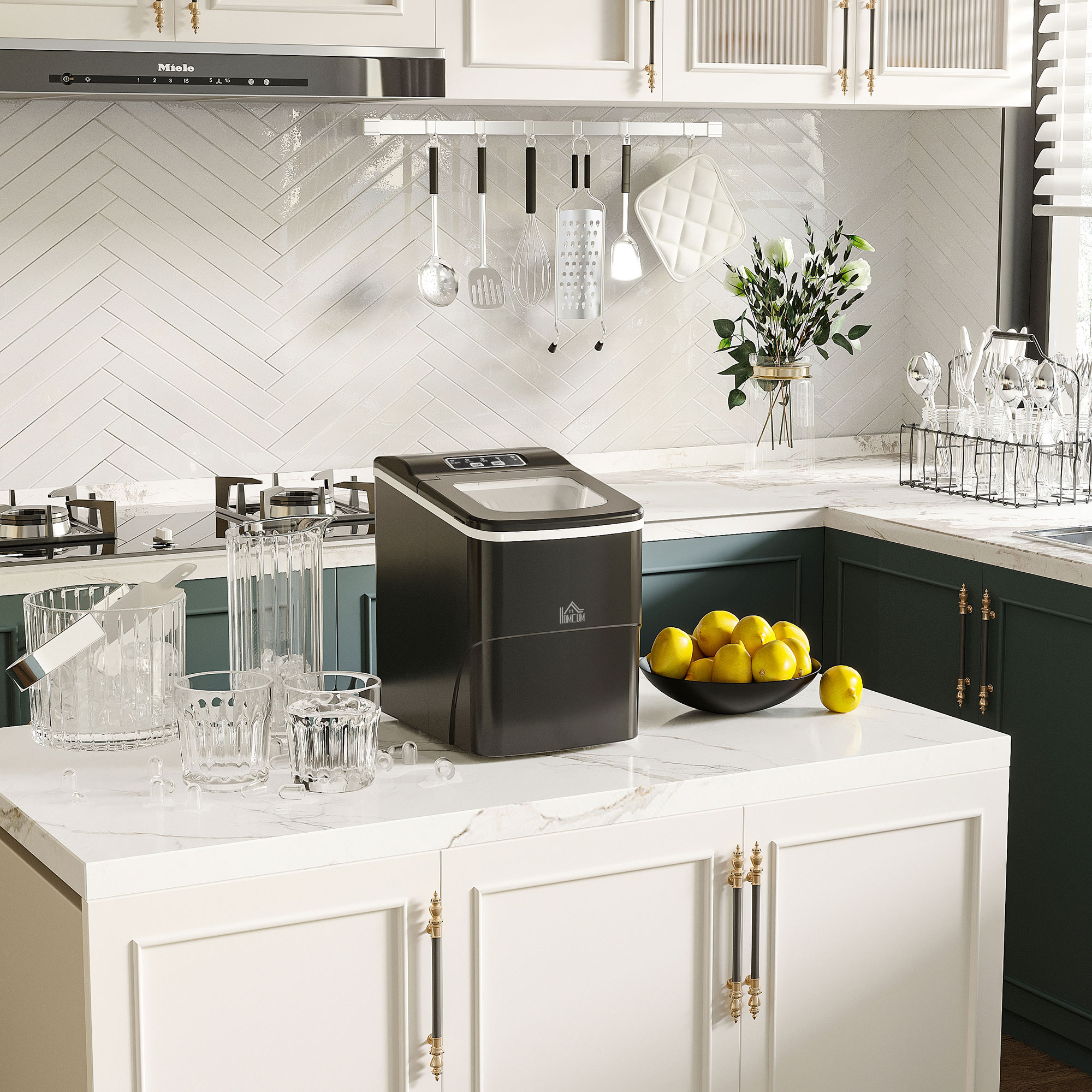 Cocina con máquina de hielo, limones y vasos en la encimera.