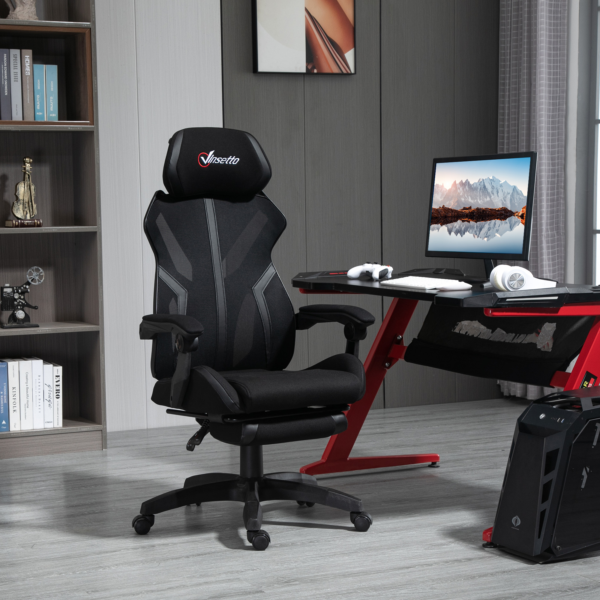 Silla gaming negra con reposacabezas, soporte lumbar y reposabrazos, en una habitación con escritorio y ordenador.
