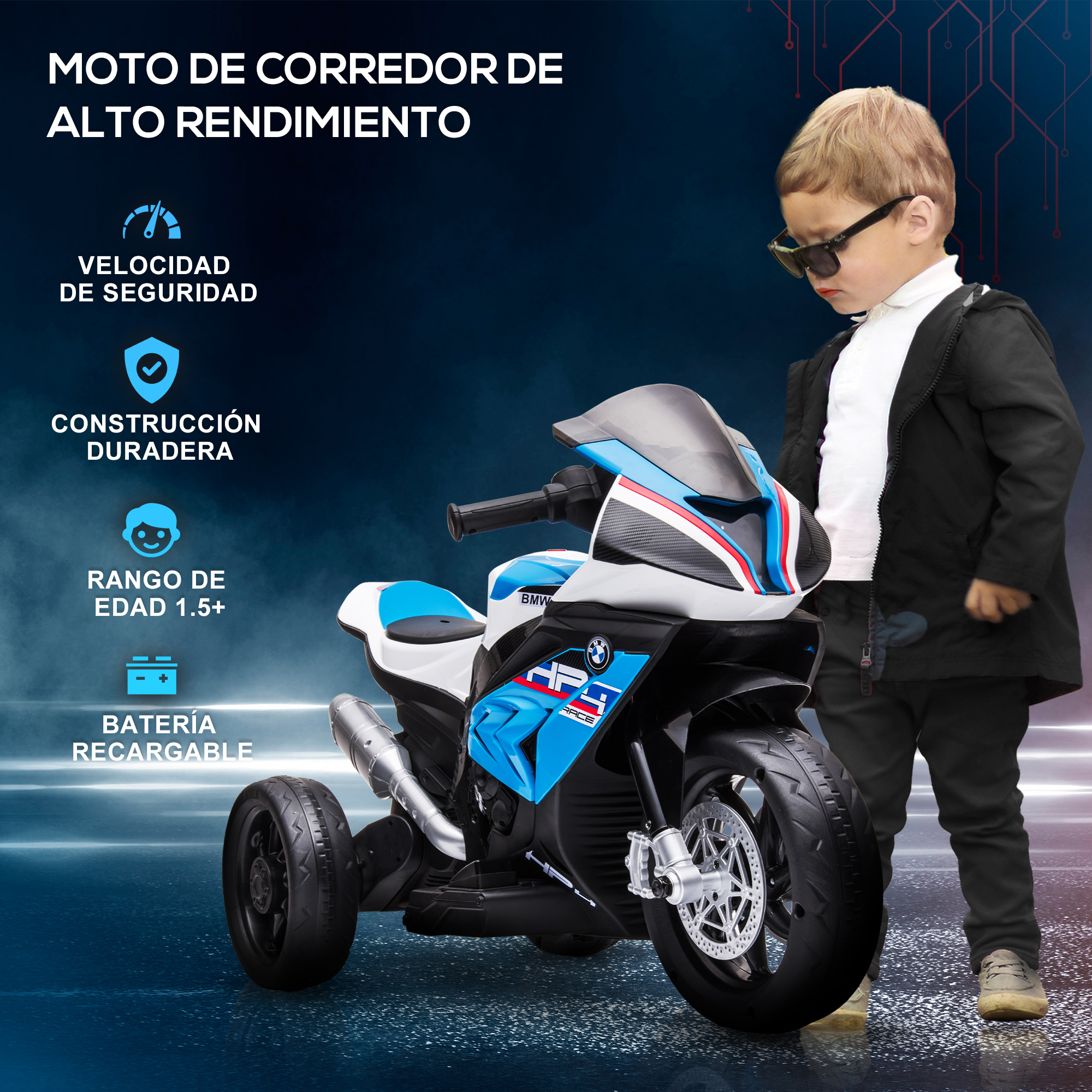 Un niño está de pie junto a una moto de juguete azul y blanca con detalles en negro.