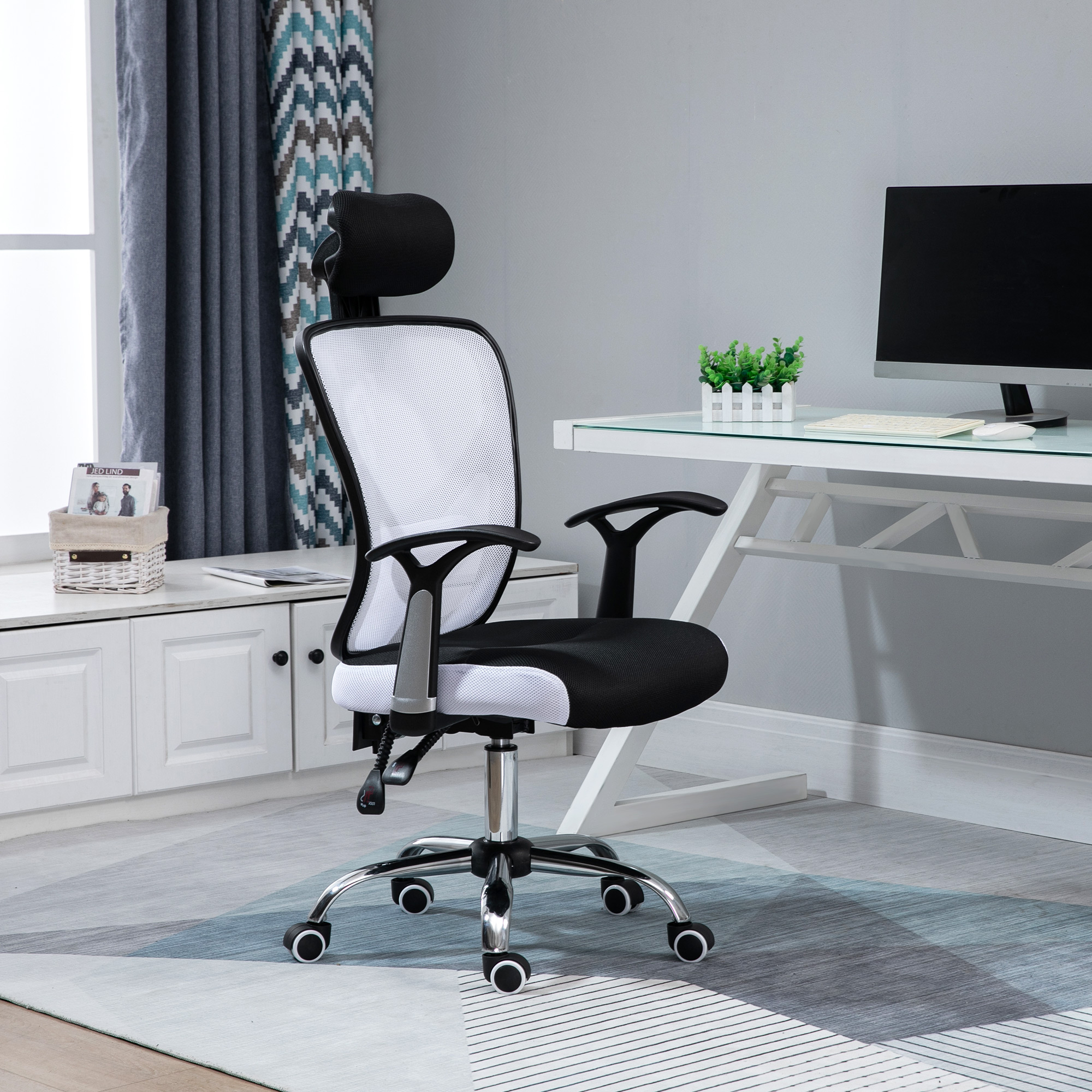 Silla de oficina con respaldo de malla blanca, asiento negro y reposacabezas en una habitación blanca.