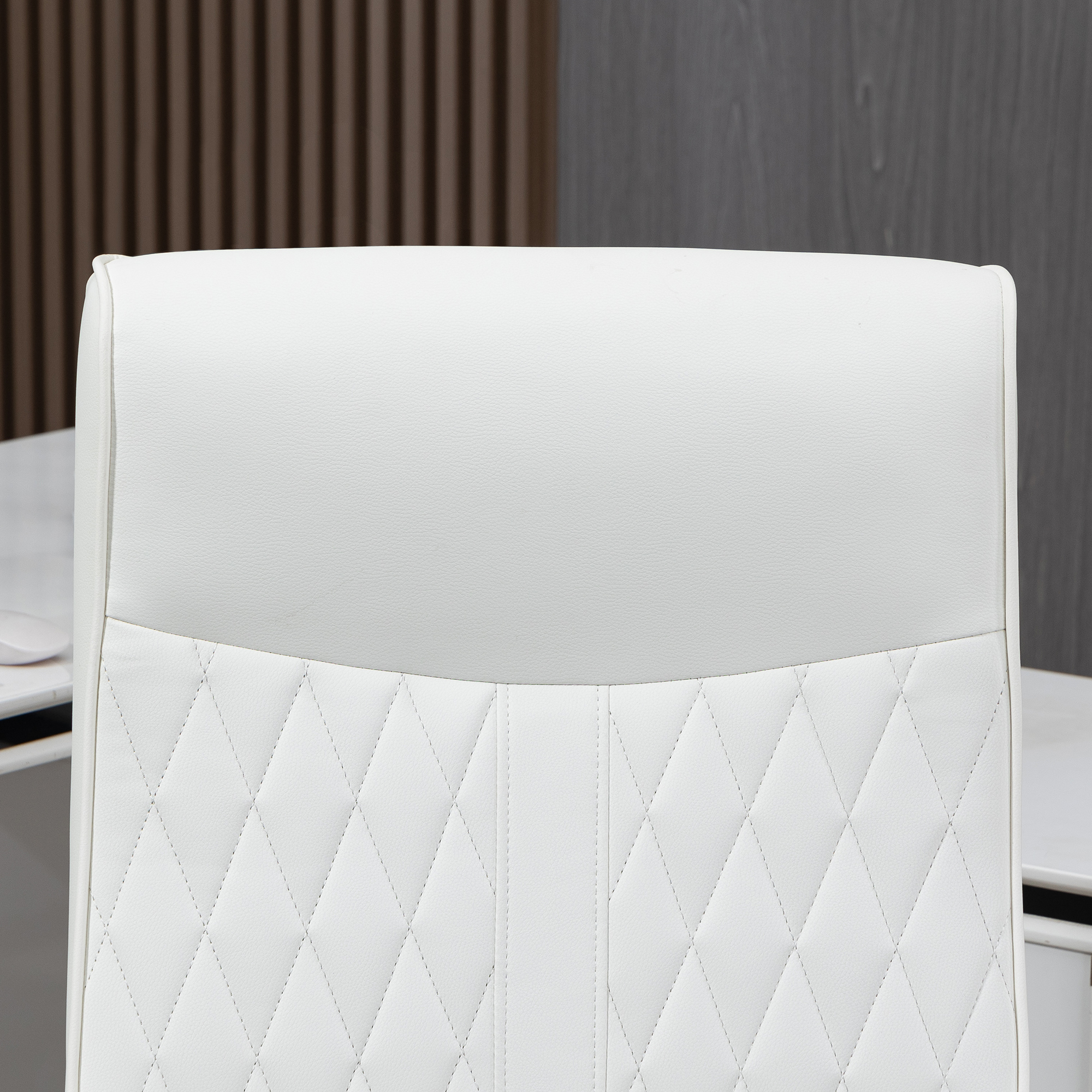 Primer plano de una silla de oficina blanca con respaldo acolchado.