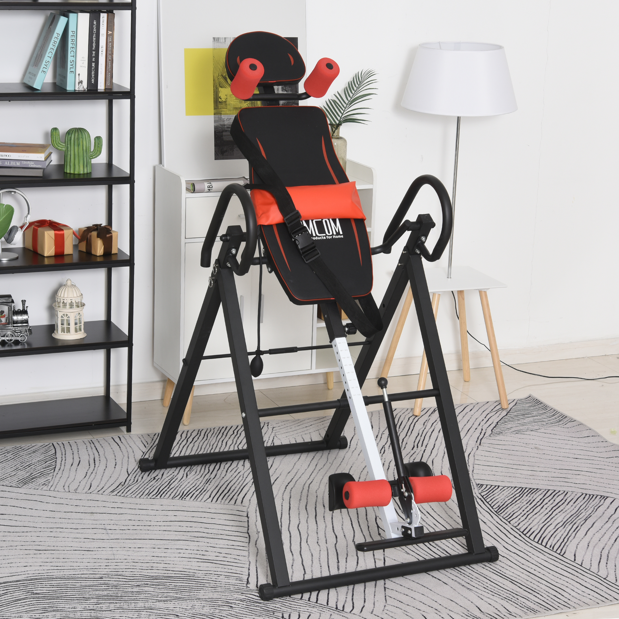 Mesa de inversión, negra y roja, en una habitación. Estantería y lámpara al fondo.