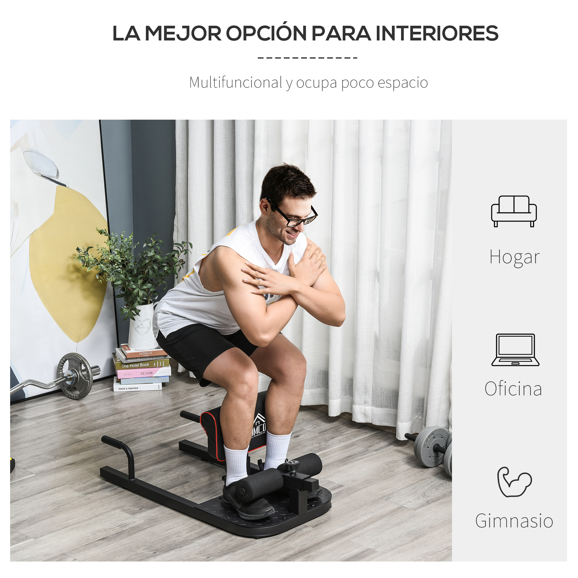 Un hombre se ejercita en una máquina. La escena incluye un sofá, un portátil y una mancuerna.