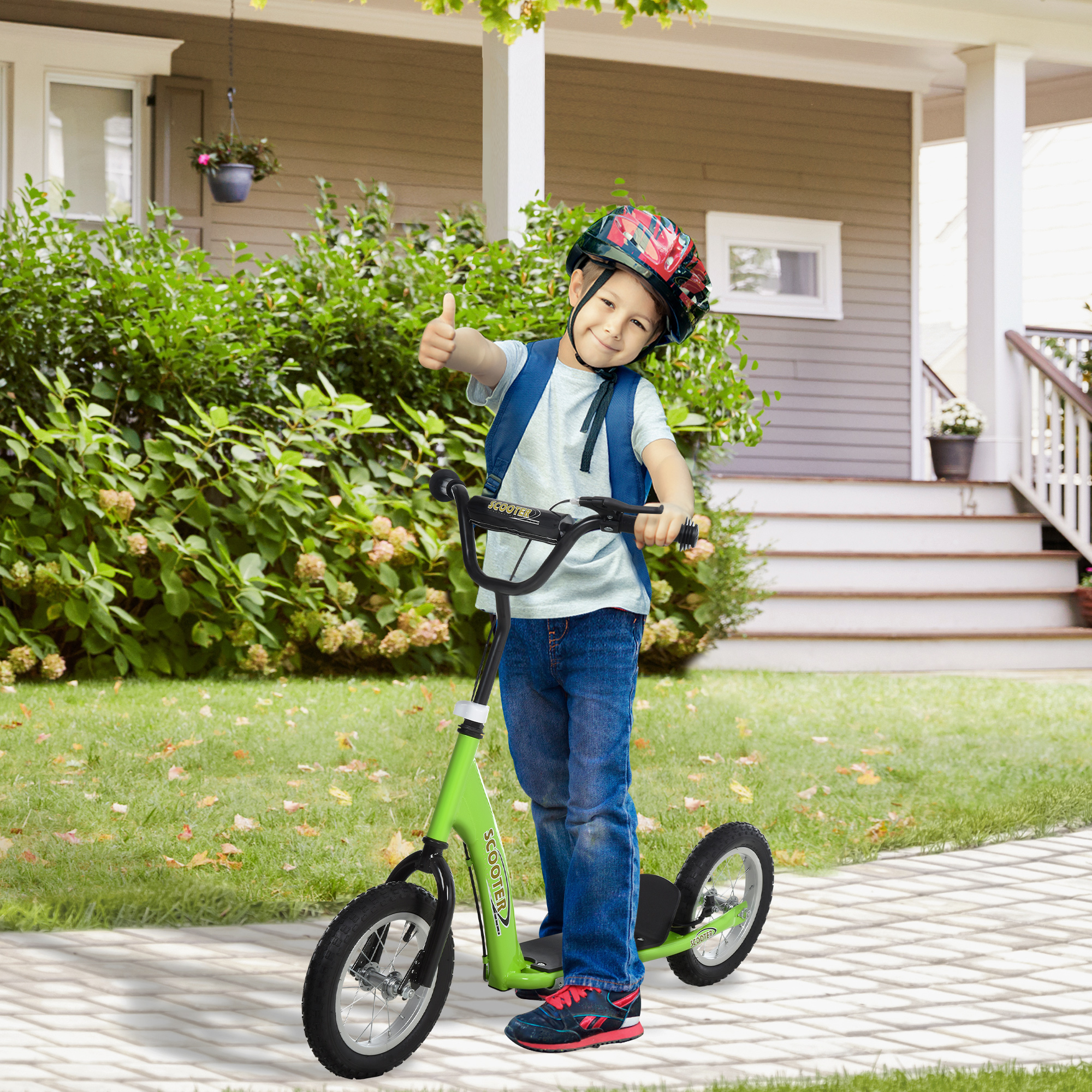Niño en un patinete verde haciendo un gesto de aprobación. Casa y arbustos al fondo.