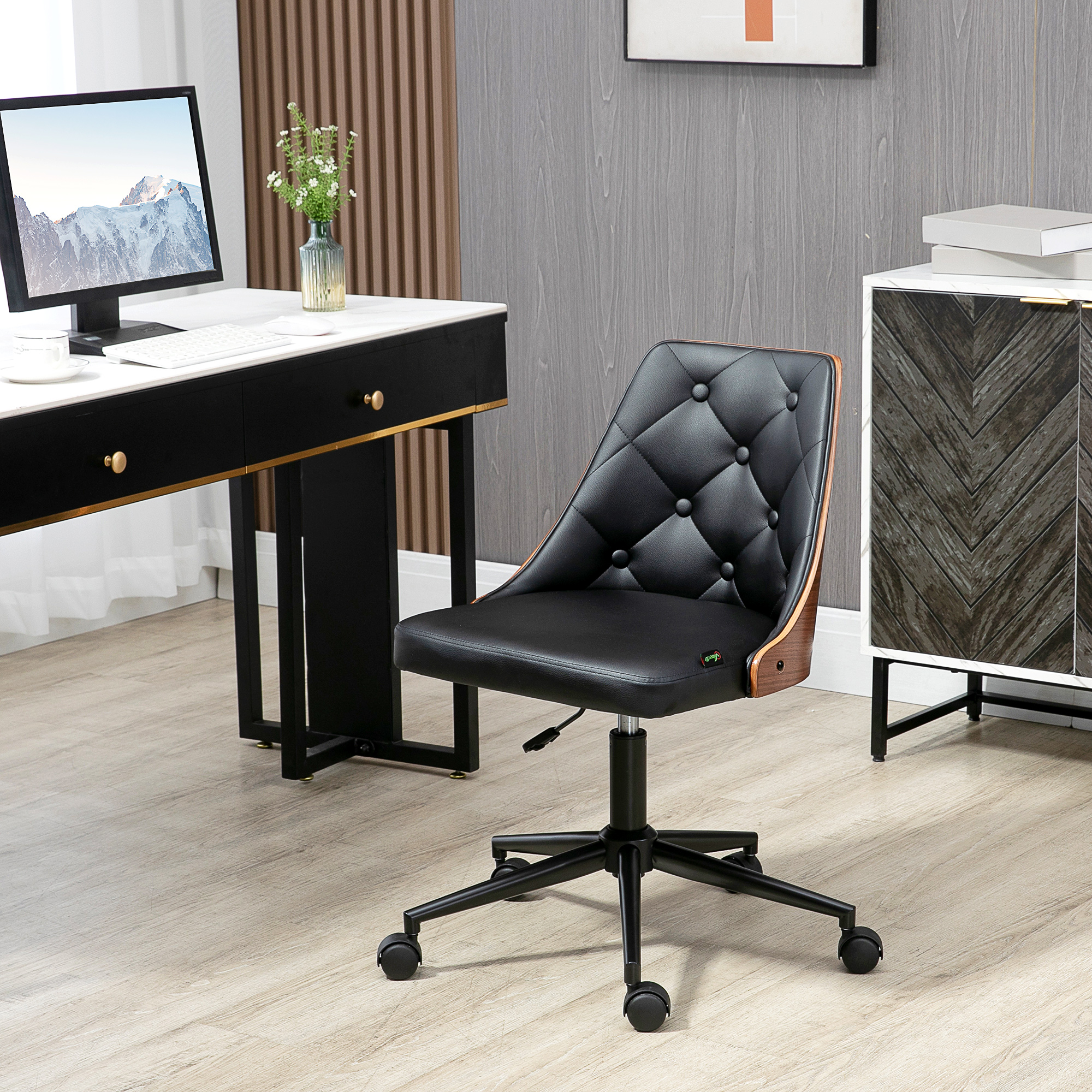 Silla de oficina negra con respaldo abotonado, laterales de madera y base de cinco ruedas, cerca de un escritorio.