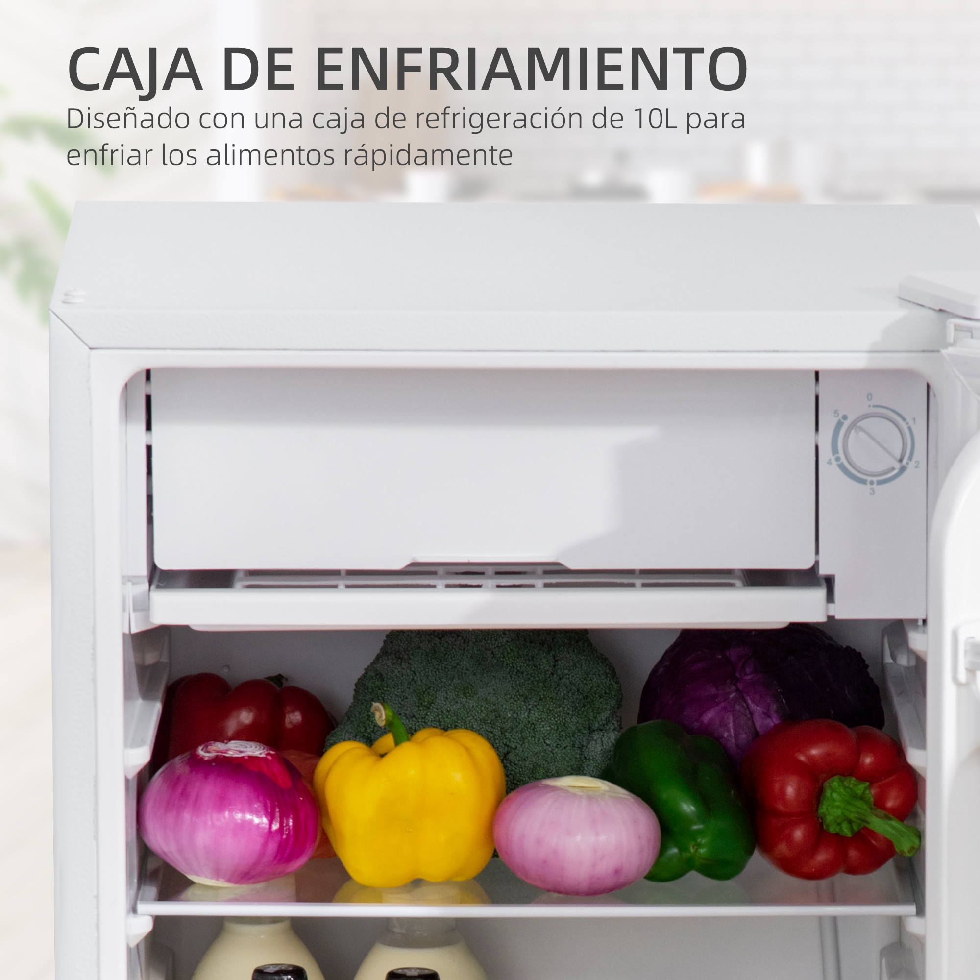 Refrigerador blanco con puerta abierta, mostrando estantes con verduras: cebollas rojas, pimientos, brócoli y col.