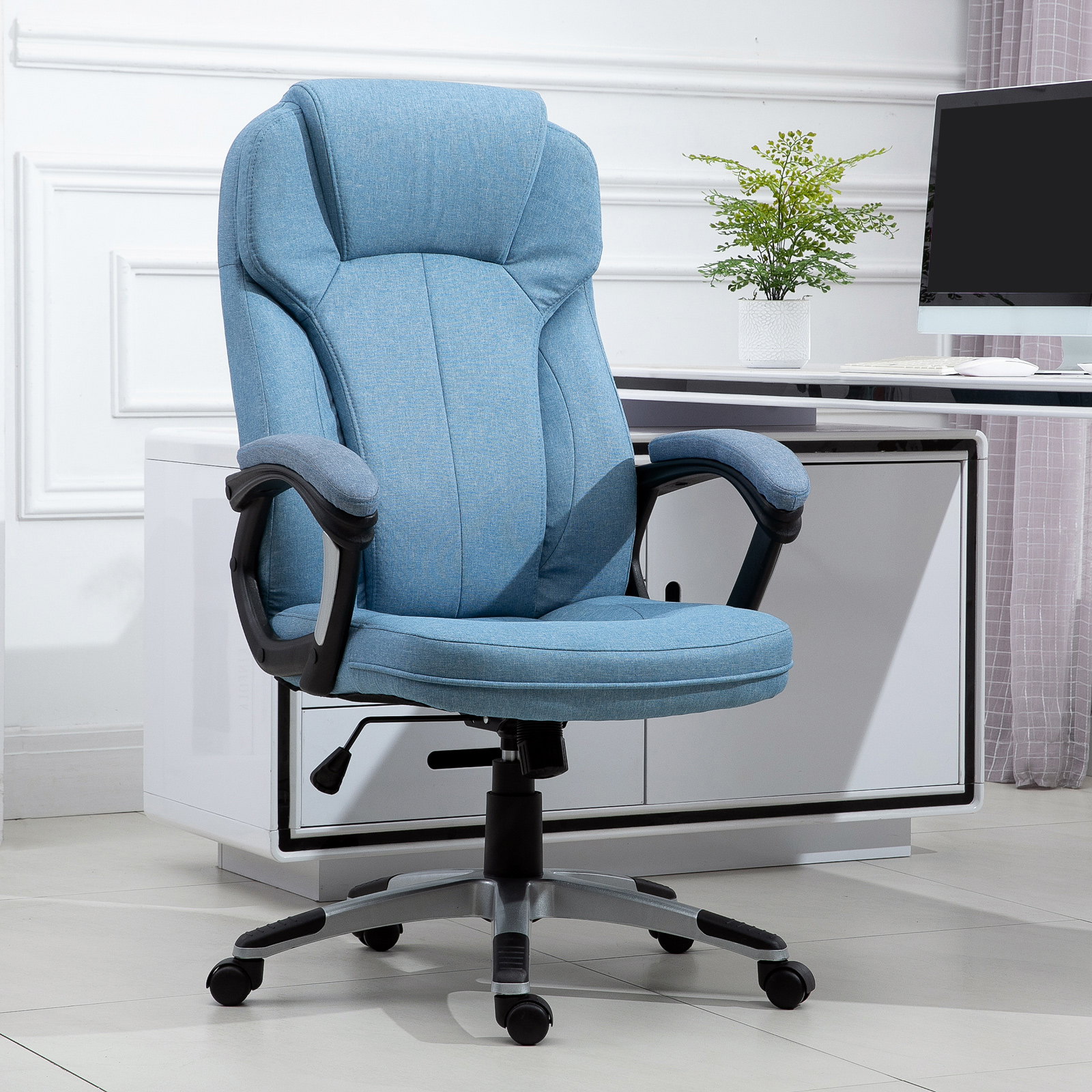 Una silla de oficina azul frente a un gabinete blanco y un monitor de computadora.