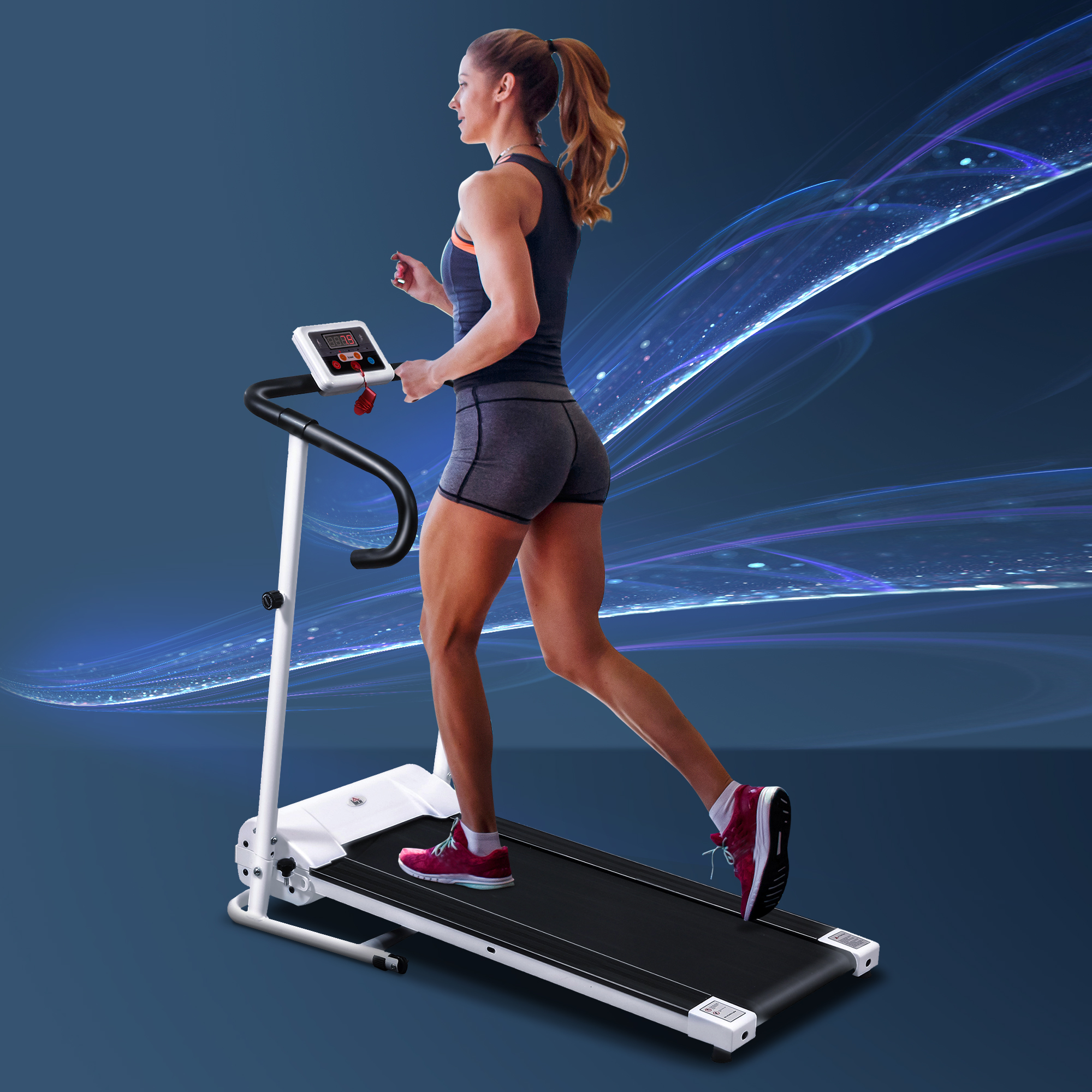 Donna che corre su un tapis roulant bianco e nero su uno sfondo sfumato blu.