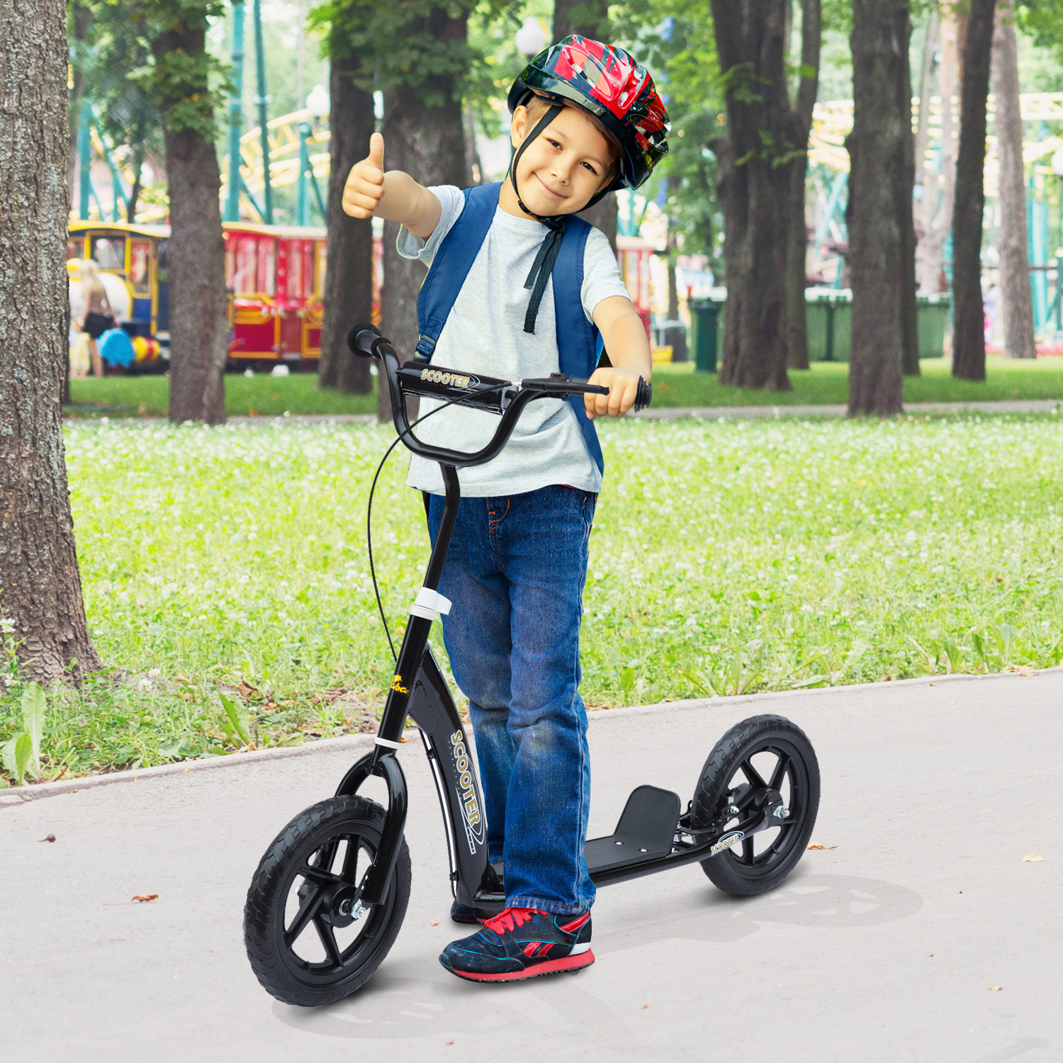 Niño en patinete da pulgar arriba en parque. Usa casco y jeans.