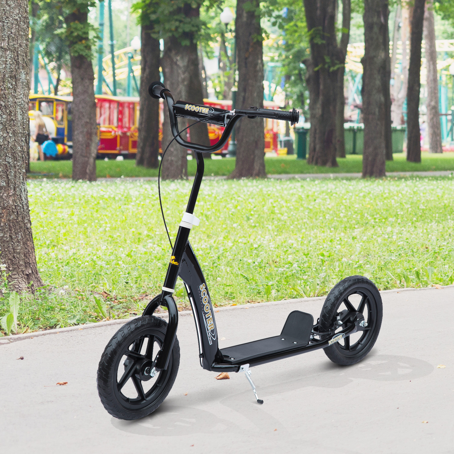 Scooter negro en un camino pavimentado en un parque. Árboles y un tren en el fondo.